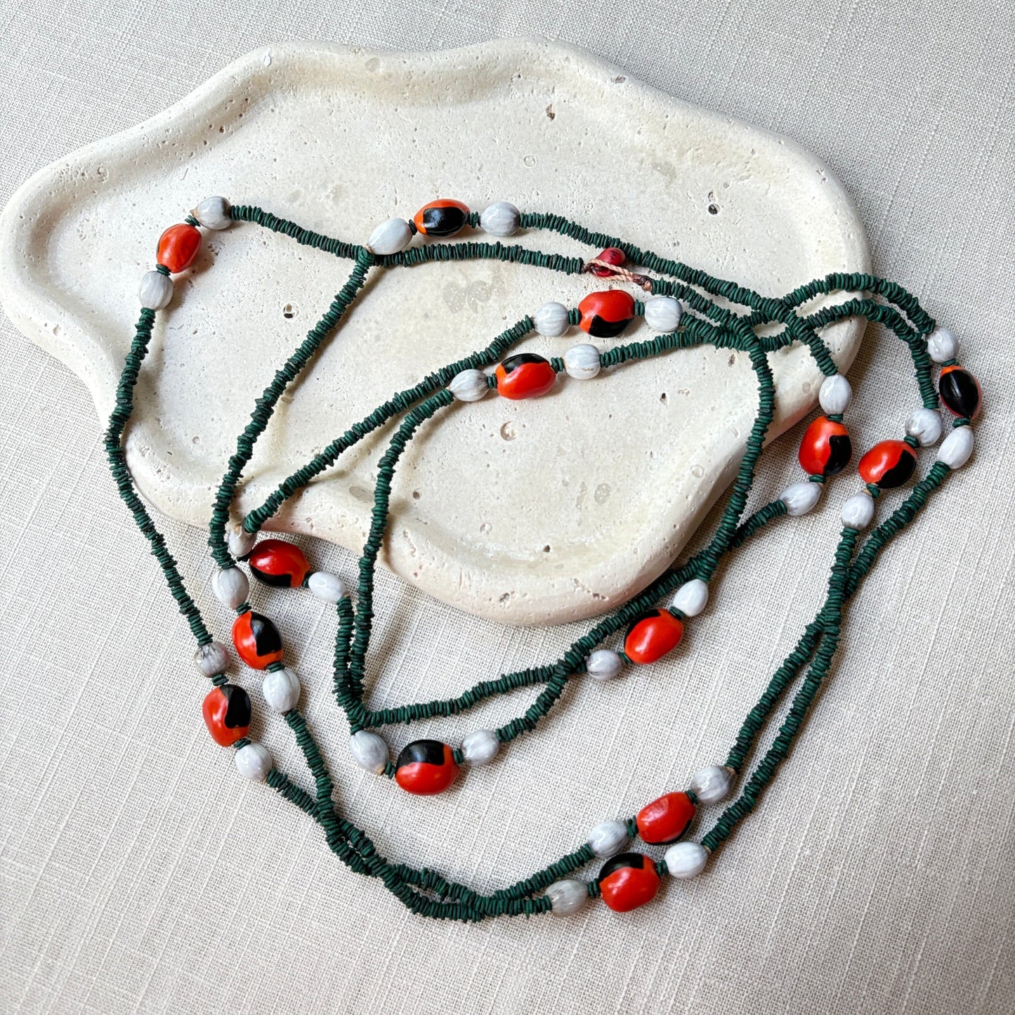 Collier de graines de morototo teintées vertes, tento et larmes de Job Collier Communauté Jamaraqua, située sur la rive du fleuve Tapajos, état du Para. 