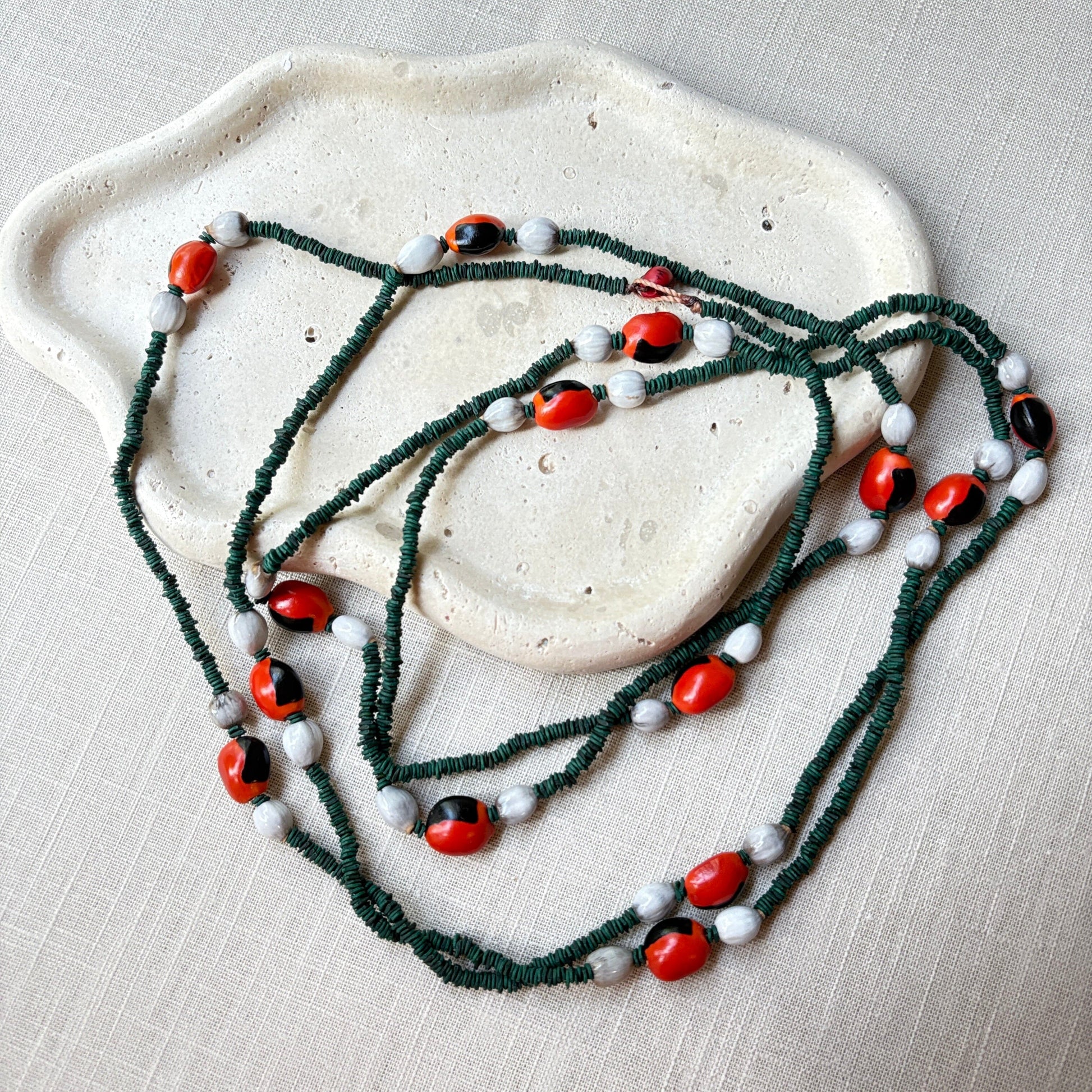 Collier de graines de morototo teintées vertes, tento et larmes de Job Collier Communauté Jamaraqua, située sur la rive du fleuve Tapajos, état du Para. 