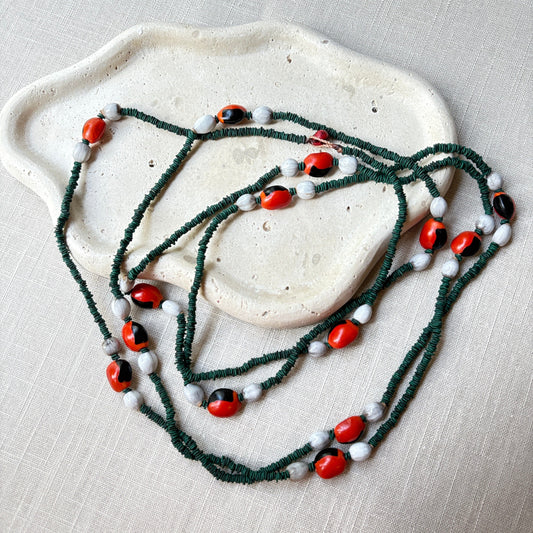 Collier de graines de morototo teintées vertes, tento et larmes de Job Collier Communauté Jamaraqua, située sur la rive du fleuve Tapajos, état du Para. 