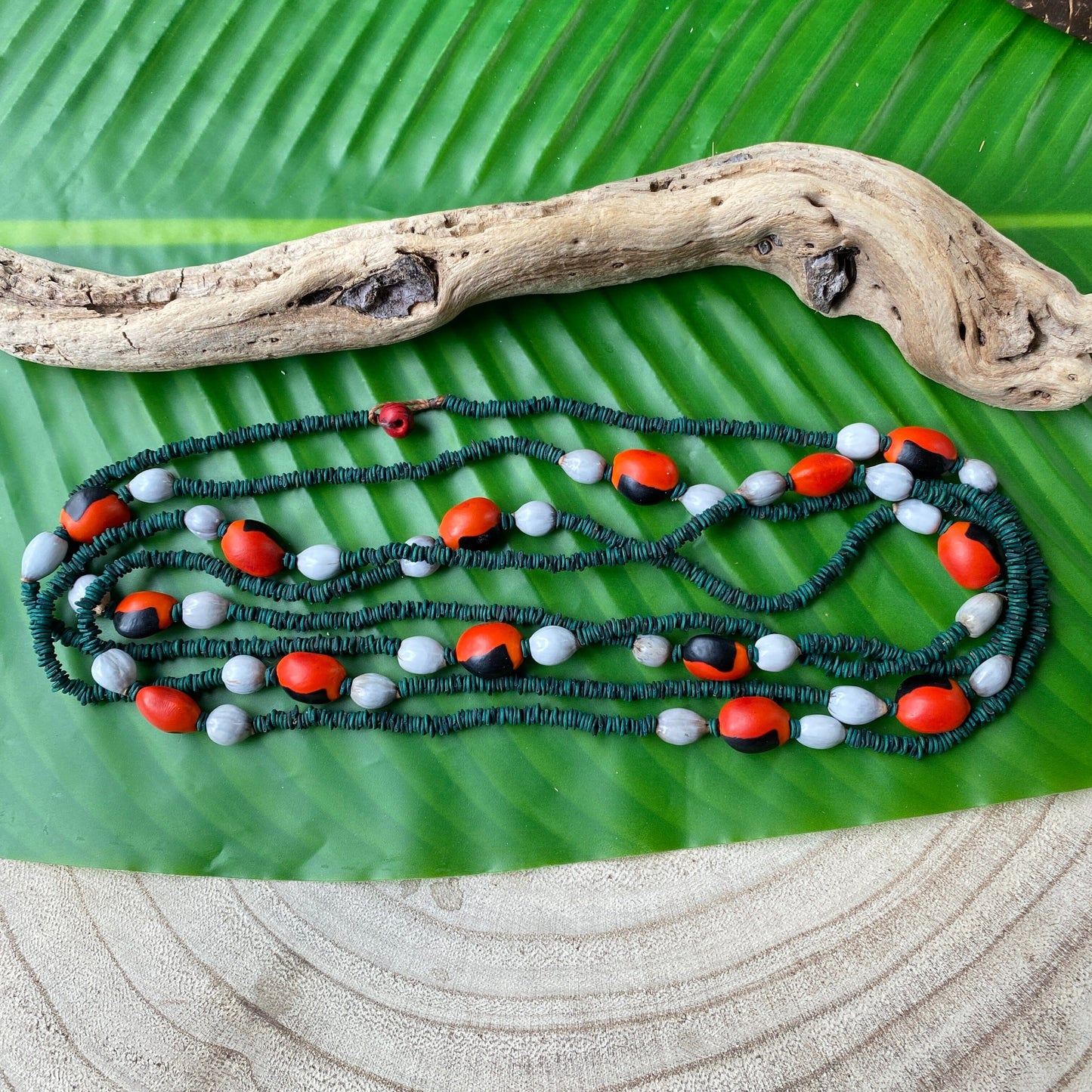 Collier de graines de morototo teintées vertes, tento et larmes de Job Collier Communauté Jamaraqua, située sur la rive du fleuve Tapajos, état du Para. 