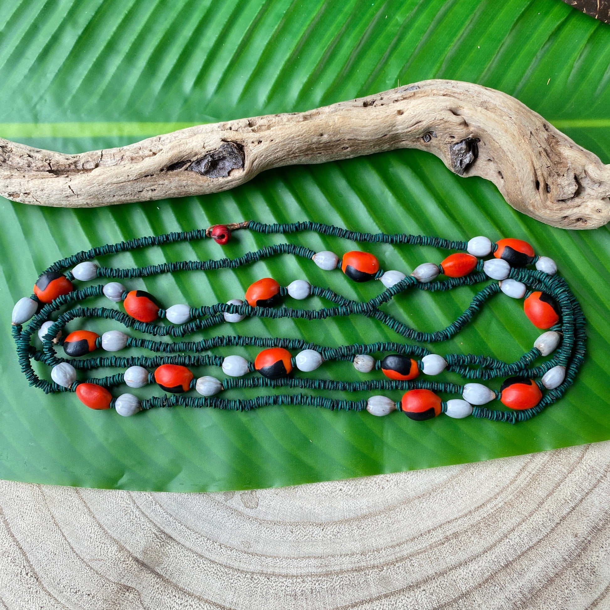 Collier de graines de morototo teintées vertes, tento et larmes de Job Collier Communauté Jamaraqua, située sur la rive du fleuve Tapajos, état du Para. 