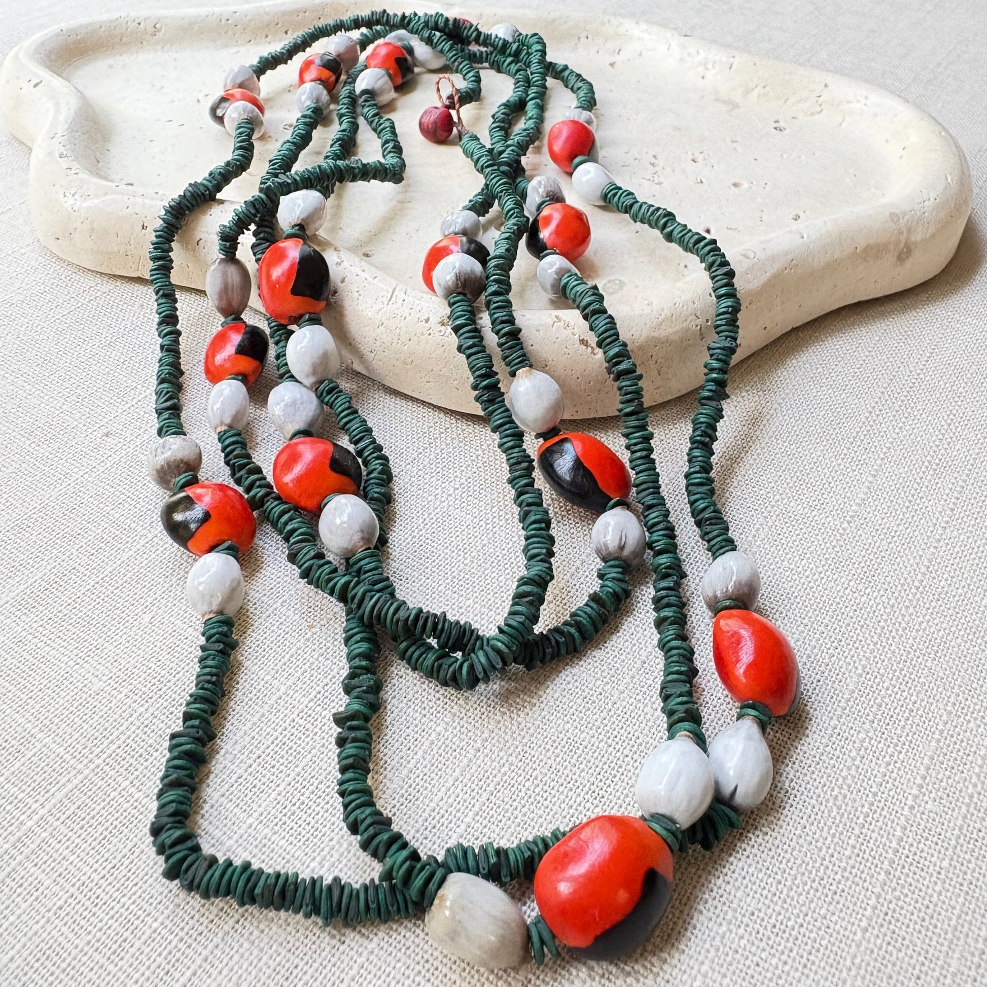 Collier de graines de morototo teintées vertes, tento et larmes de Job Collier Communauté Jamaraqua, située sur la rive du fleuve Tapajos, état du Para. 