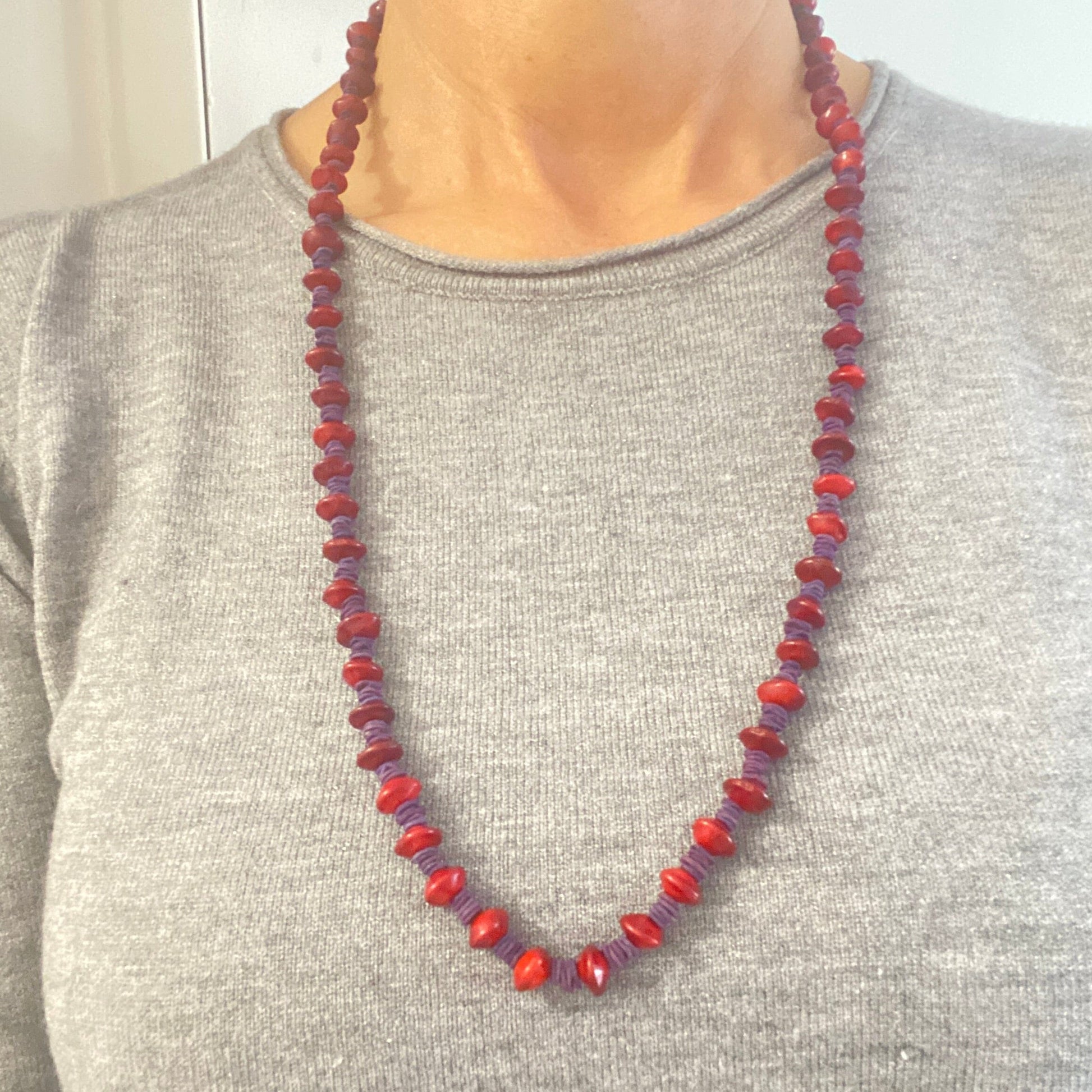 Collier de graines de morototo teintées violettes et graines de Pau Brasil Collier Communauté Jamaraqua, située sur la rive du fleuve Tapajos, état du Para. 