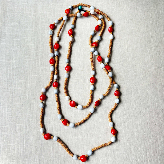 Collier de graines de morototo, tento et lagrimas - Communauté Jamaraqua collier Communauté Jamaraqua, située sur la rive du fleuve Tapajos, état du Para. 