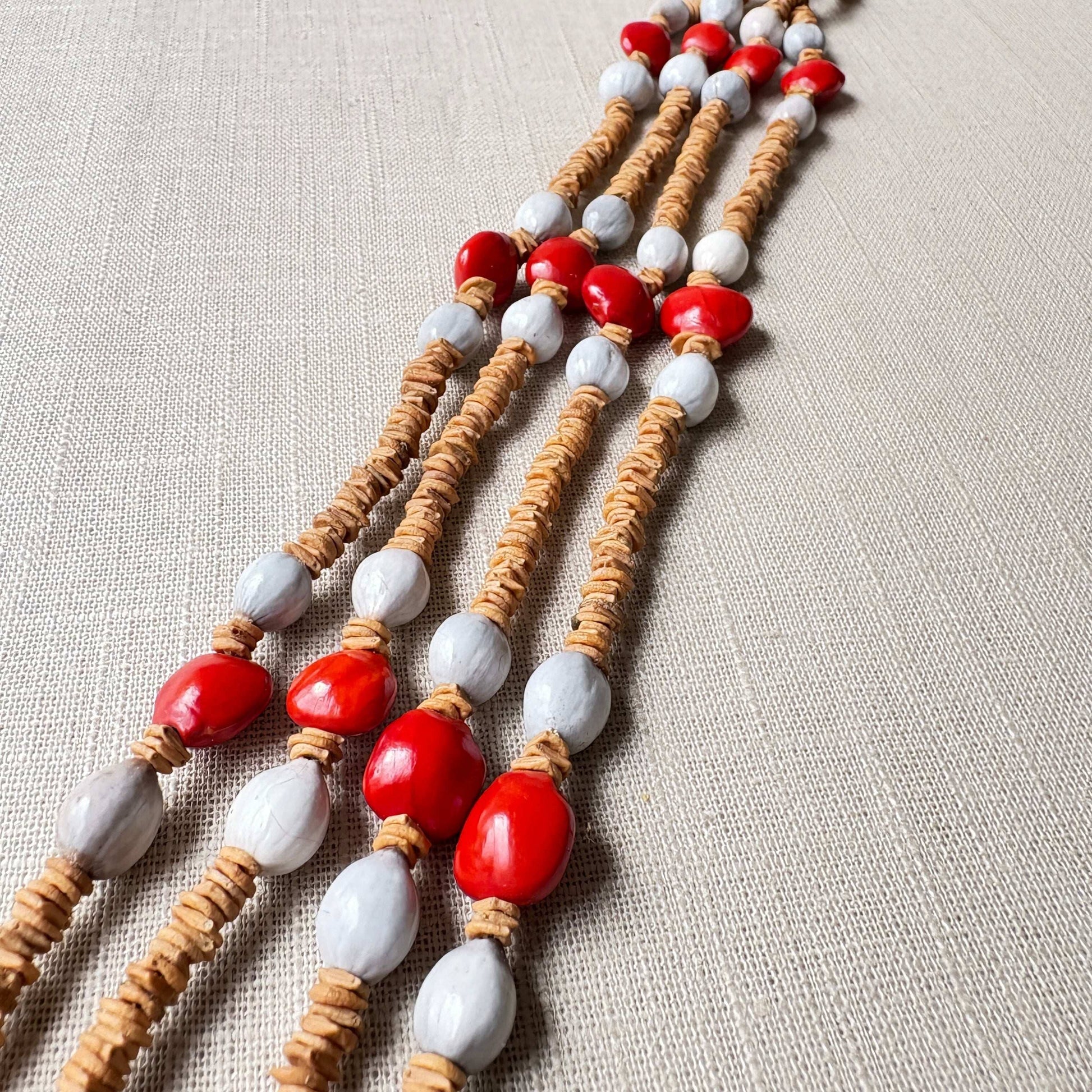 Collier de graines de morototo, tento et lagrimas - Communauté Jamaraqua collier Communauté Jamaraqua, située sur la rive du fleuve Tapajos, état du Para. 