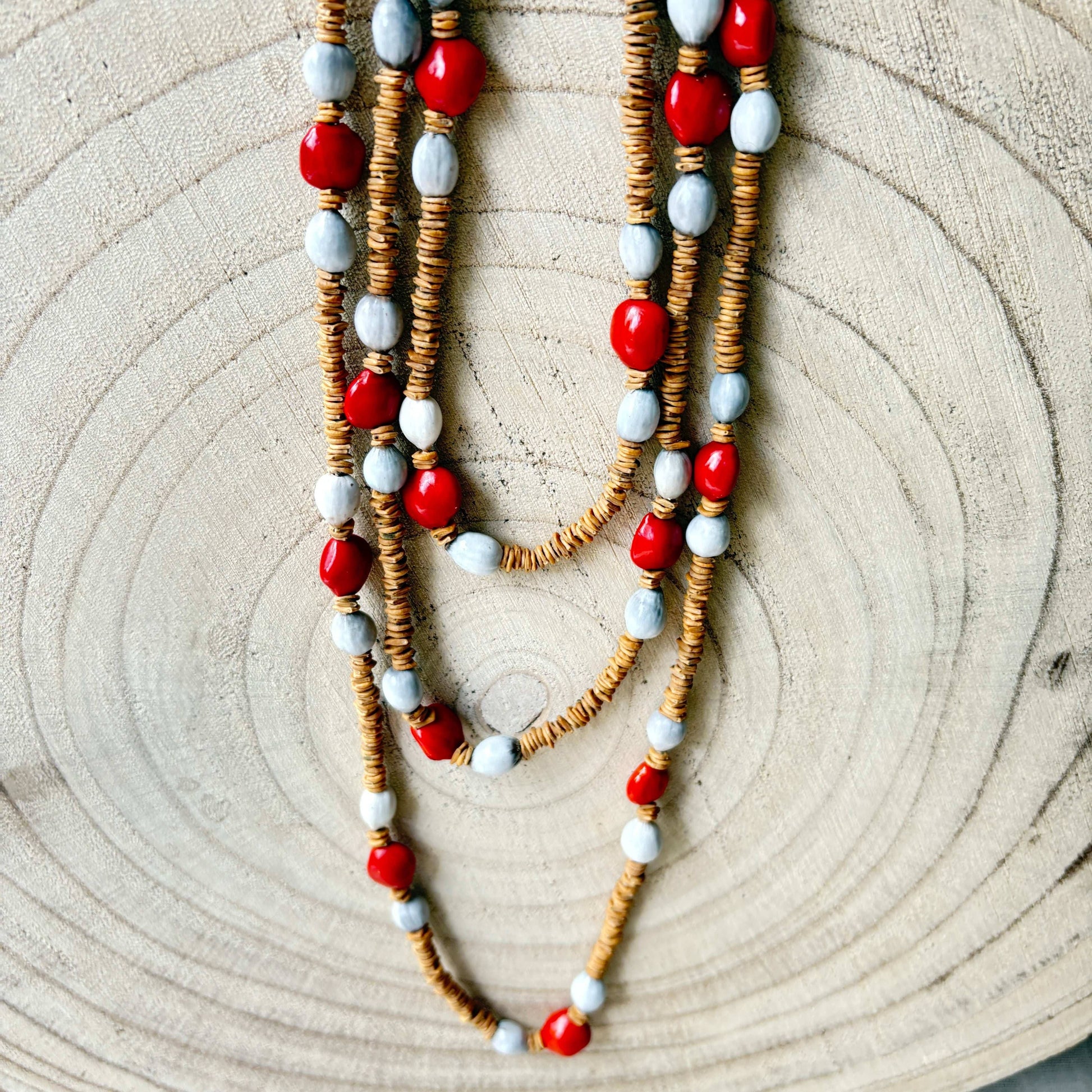 Collier de graines de morototo, tento et lagrimas - Communauté Jamaraqua collier Communauté Jamaraqua, située sur la rive du fleuve Tapajos, état du Para. 