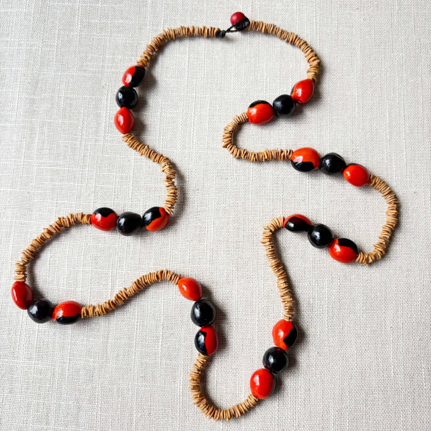 Collier de graines de morototo, tento rouge et noir et saboneteira - Communauté Jamaraqua collier Communauté Jamaraqua, située sur la rive du fleuve Tapajos, état du Para. 