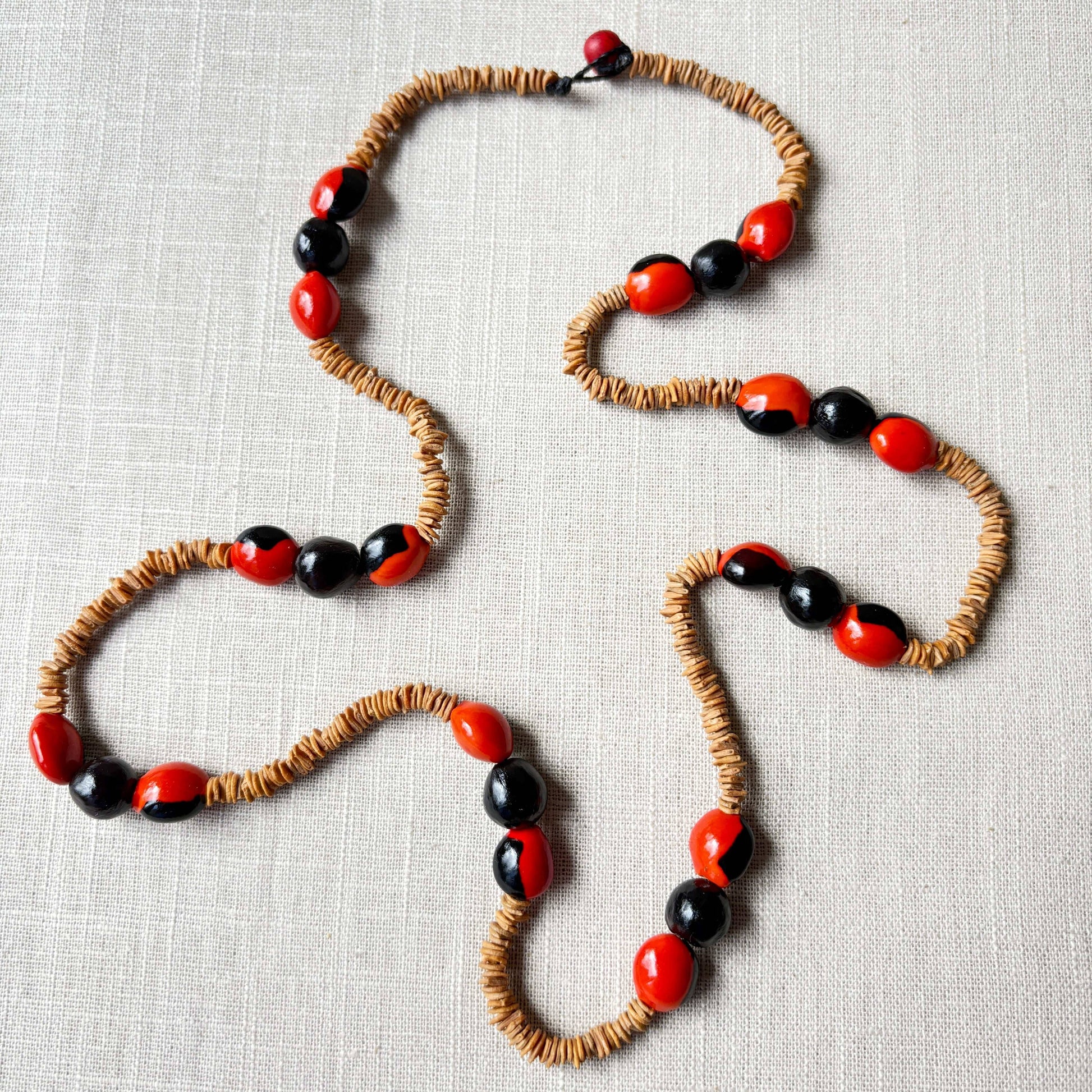 Collier de graines de morototo, tento rouge et noir et saboneteira - Communauté Jamaraqua collier Communauté Jamaraqua, située sur la rive du fleuve Tapajos, état du Para. 
