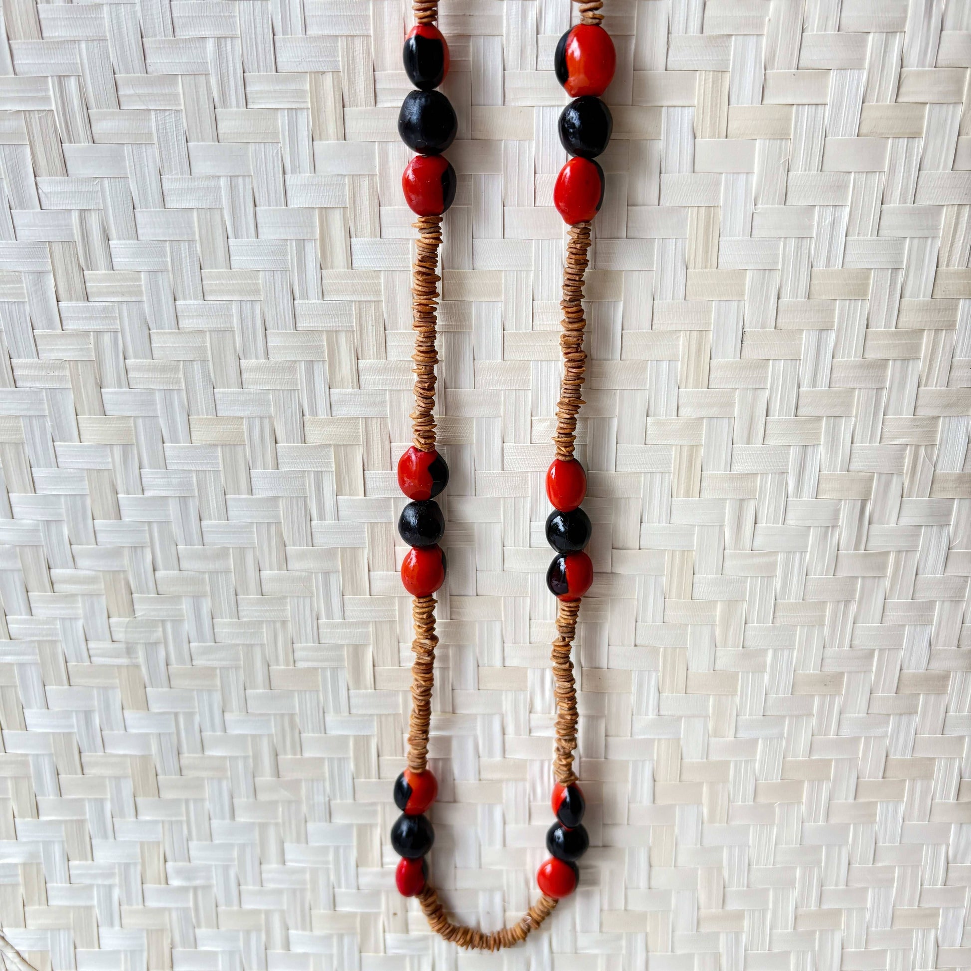 Collier de graines de morototo, tento rouge et noir et saboneteira - Communauté Jamaraqua collier Communauté Jamaraqua, située sur la rive du fleuve Tapajos, état du Para. 