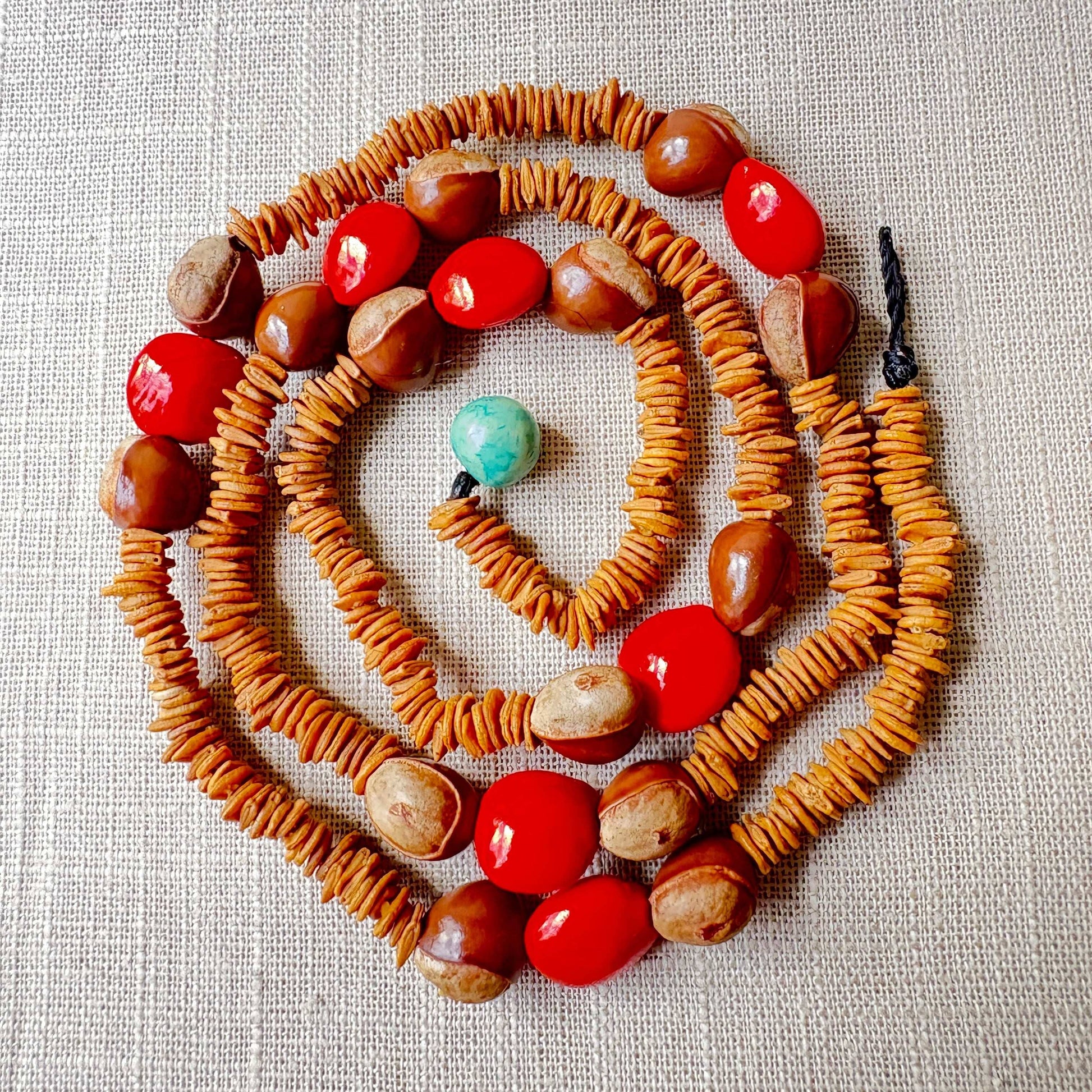 Collier de graines de morototo, tento rouge et saboneteira jaune - Communauté Jamaraqua collier Communauté Jamaraqua, située sur la rive du fleuve Tapajos, état du Para. 