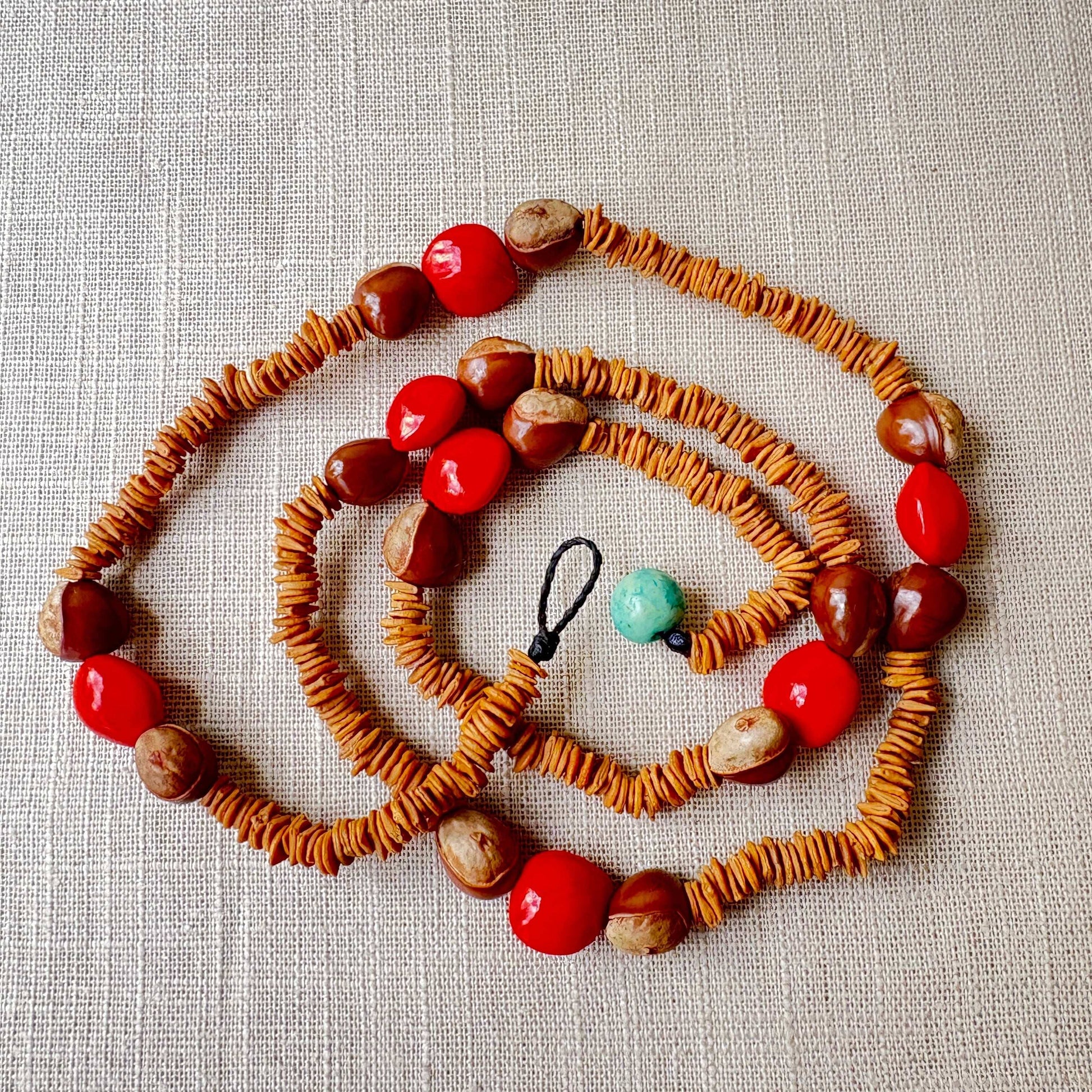 Collier de graines de morototo, tento rouge et saboneteira jaune - Communauté Jamaraqua collier Communauté Jamaraqua, située sur la rive du fleuve Tapajos, état du Para. 