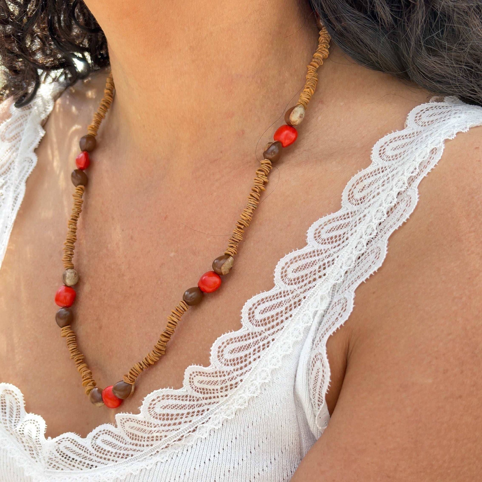 Collier de graines de morototo, tento rouge et saboneteira jaune - Communauté Jamaraqua collier Communauté Jamaraqua, située sur la rive du fleuve Tapajos, état du Para. 