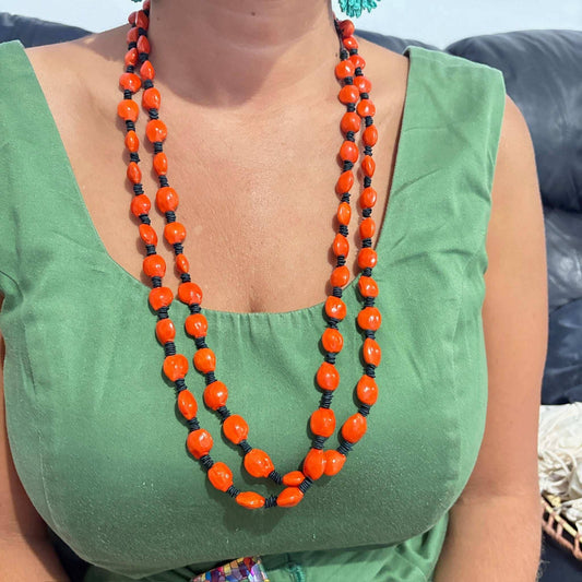 Collier de graines de morototo vert et tento rouge Collier Communauté Jamaraqua, située sur la rive du fleuve Tapajos, état du Para. 