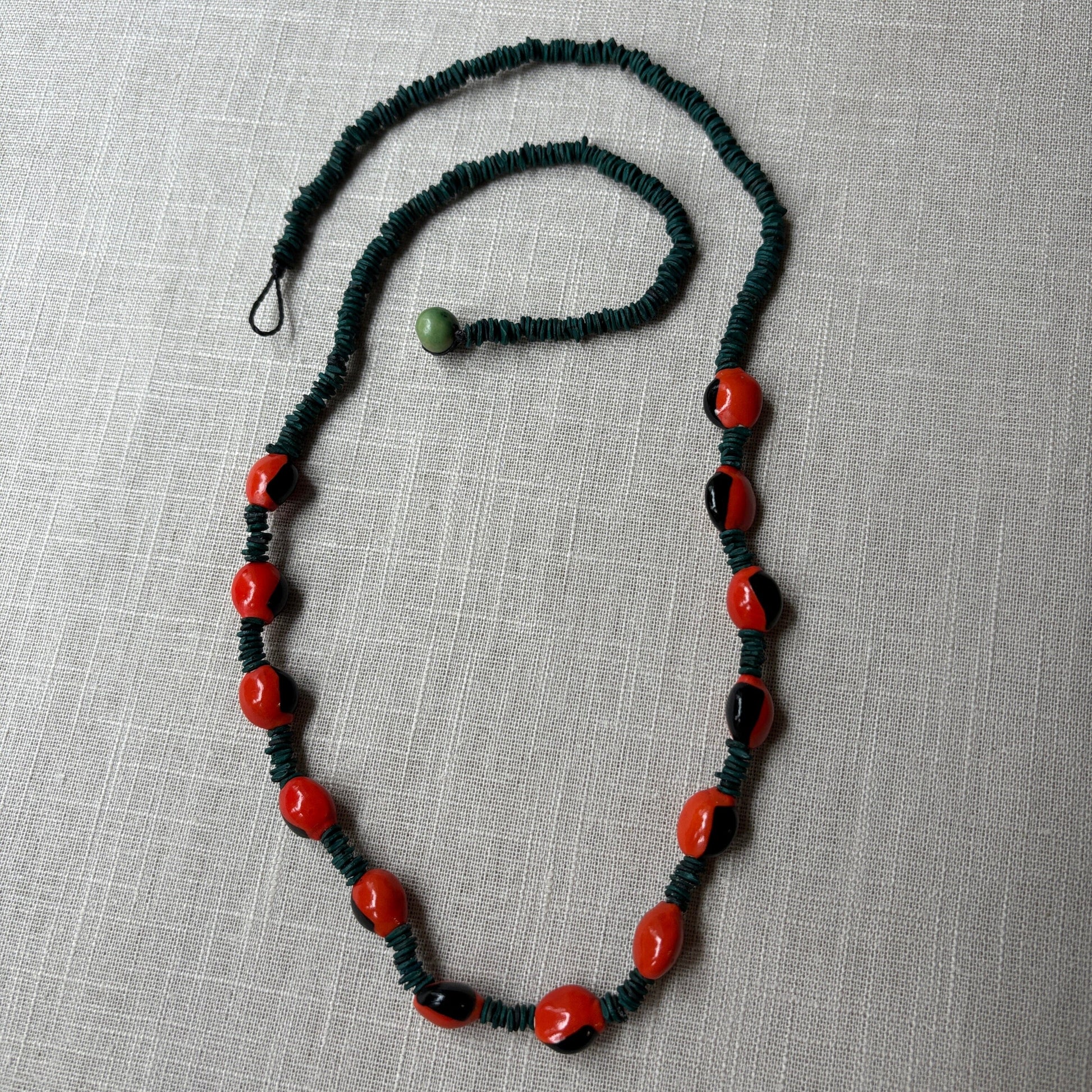Collier de graines de morototo vertes et graines d'olho de cabra rouge et noir Collier Communauté Jamaraqua, située sur la rive du fleuve Tapajos, état du Para. 