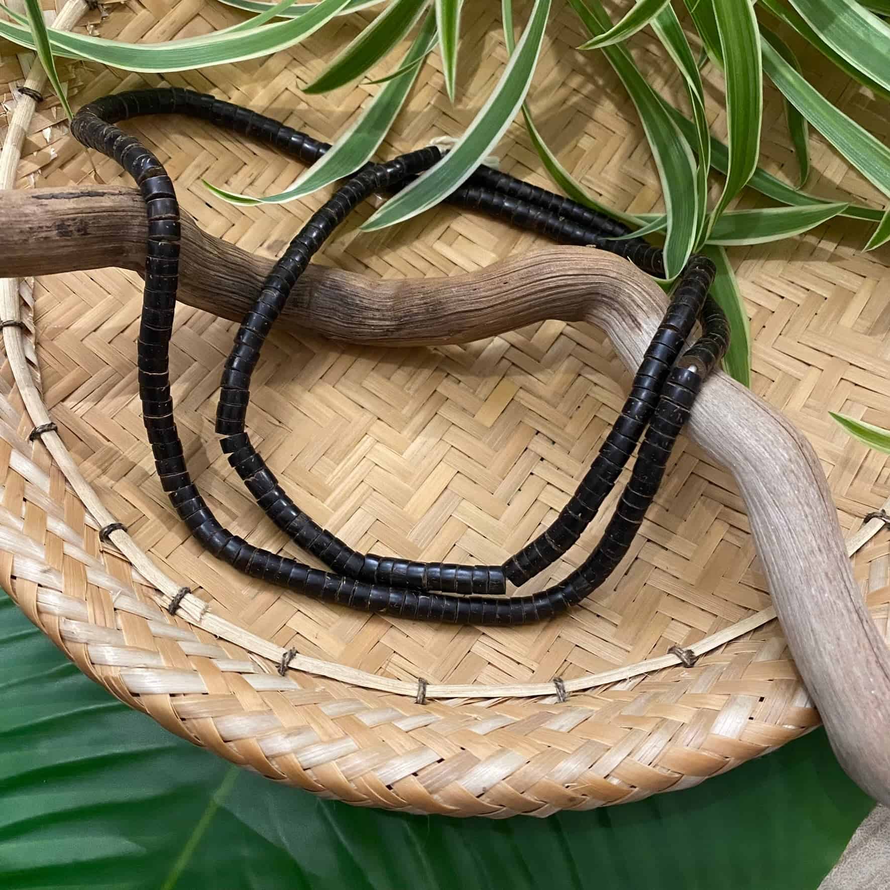 Collier de graines de Tucuma épaisses - Ethnie Mehinako Collier Ethnie Mehinako, localisée dans le Parc Indigène du Xingu dans l' état du Mato Grosso au Centre-Ouest du Brésil. 