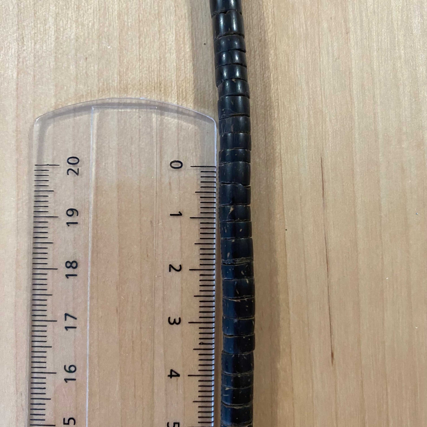 Collier de graines de Tucuma épaisses - Ethnie Mehinako Collier Ethnie Mehinako, localisée dans le Parc Indigène du Xingu dans l' état du Mato Grosso au Centre-Ouest du Brésil. 