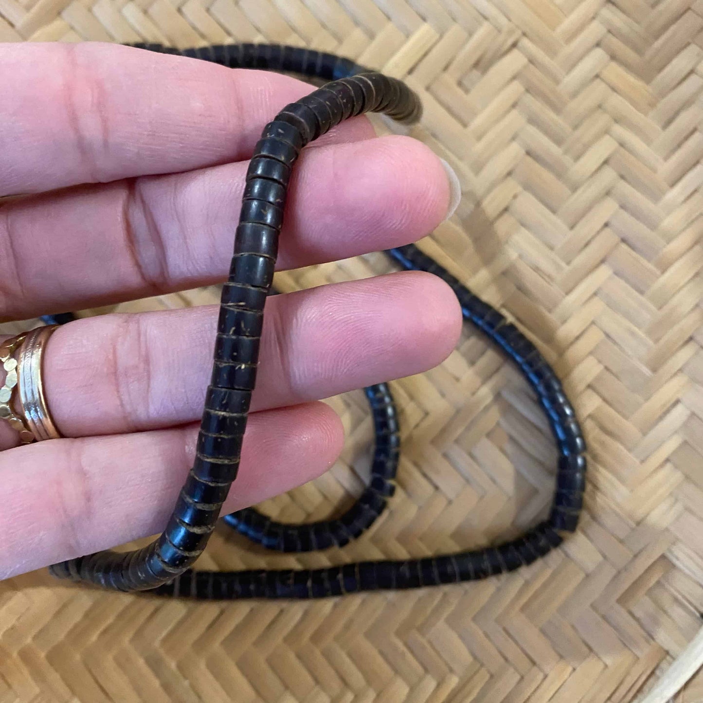 Collier de graines de Tucuma épaisses - Ethnie Mehinako Collier Ethnie Mehinako, localisée dans le Parc Indigène du Xingu dans l' état du Mato Grosso au Centre-Ouest du Brésil. 