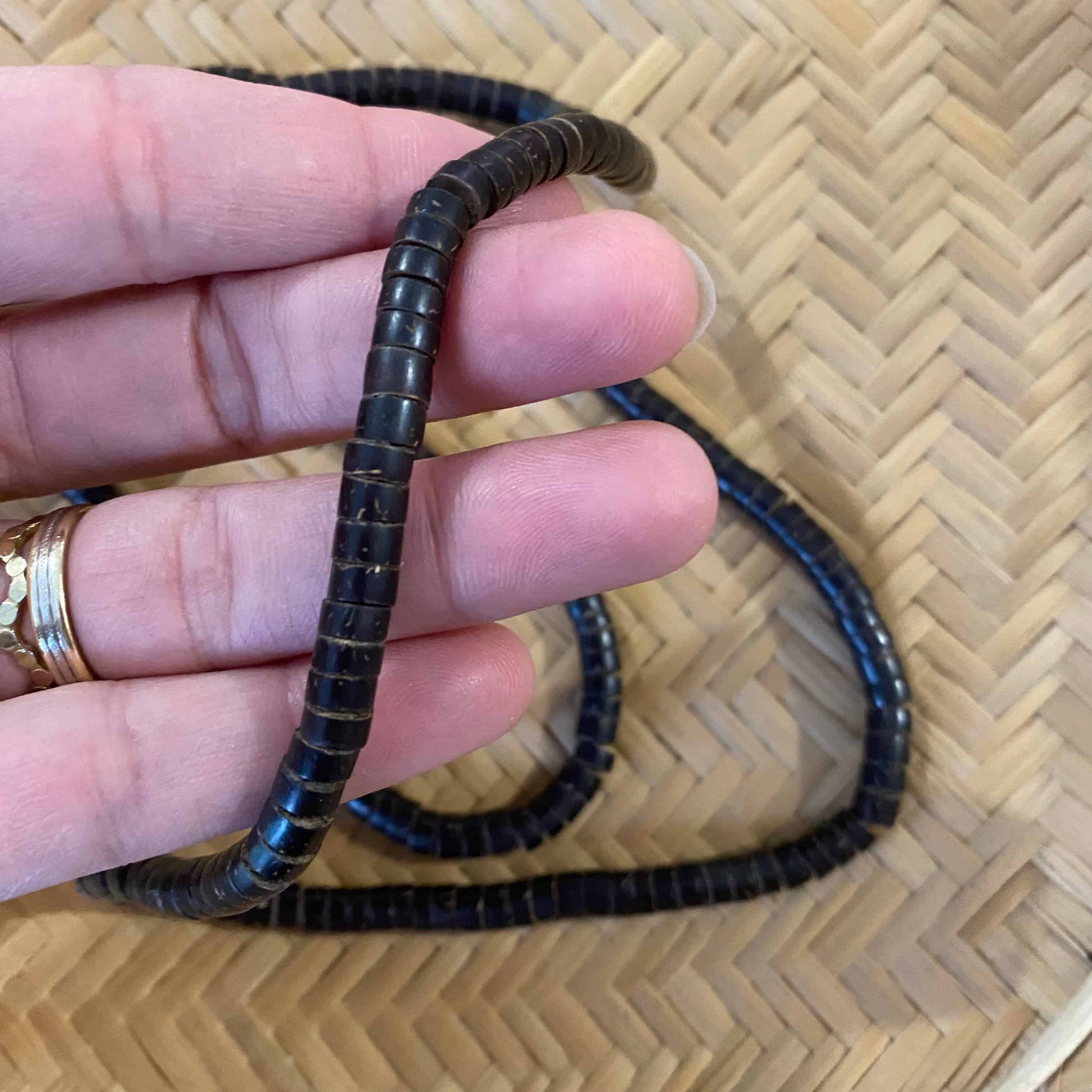 Collier de graines de Tucuma épaisses - Ethnie Mehinako Collier Ethnie Mehinako, localisée dans le Parc Indigène du Xingu dans l' état du Mato Grosso au Centre-Ouest du Brésil. 