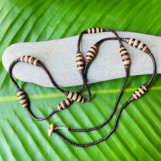 Collier de graines de tucumã et jarina - Ethnie Rikbaktsa Collier Ethnie Rikbaktsa, localisée au centre ouest du Brésil 