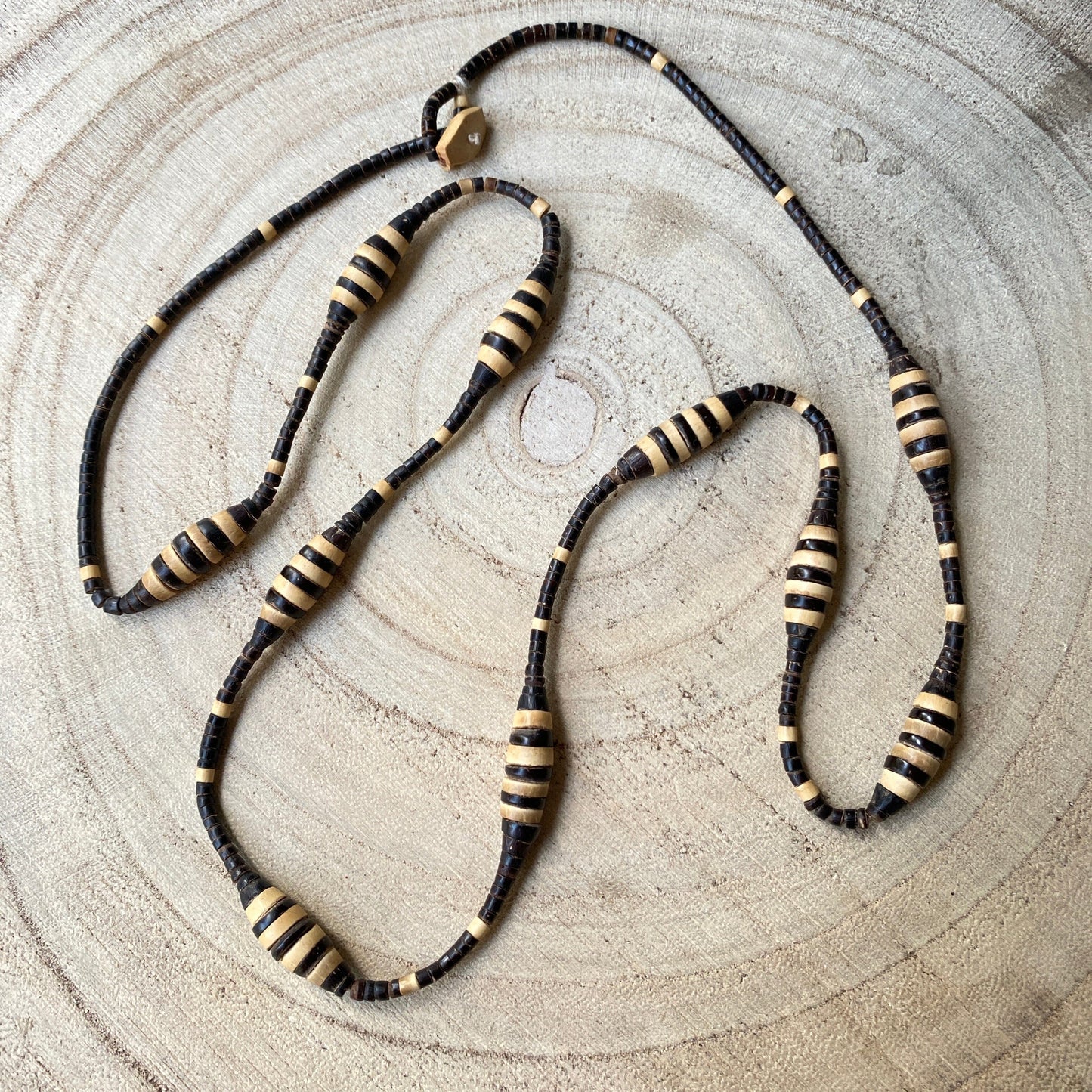 Collier de graines de Tucuma et jarina - Ethnie Rikbaktsa Collier Ethnie Rikbaktsa, localisée au centre ouest du Brésil 