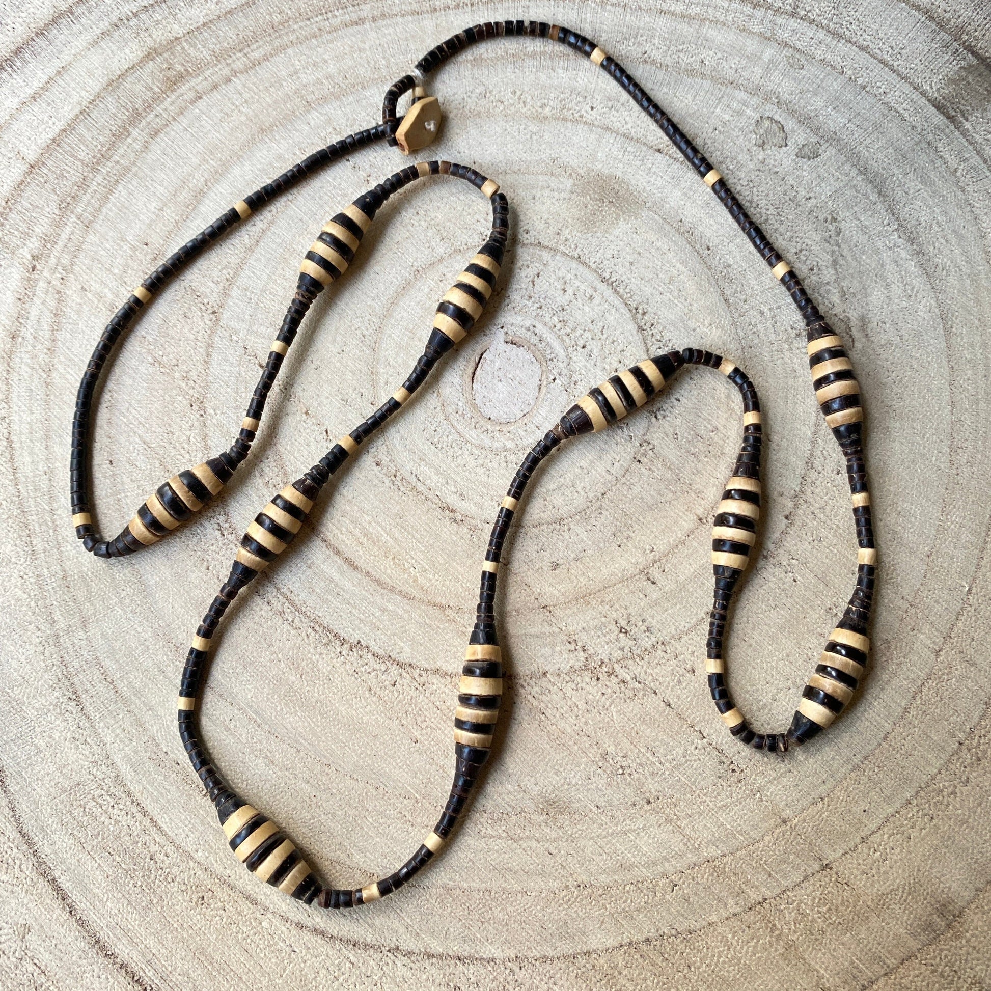 Collier de graines de Tucuma et jarina - Ethnie Rikbaktsa Collier Ethnie Rikbaktsa, localisée au centre ouest du Brésil 