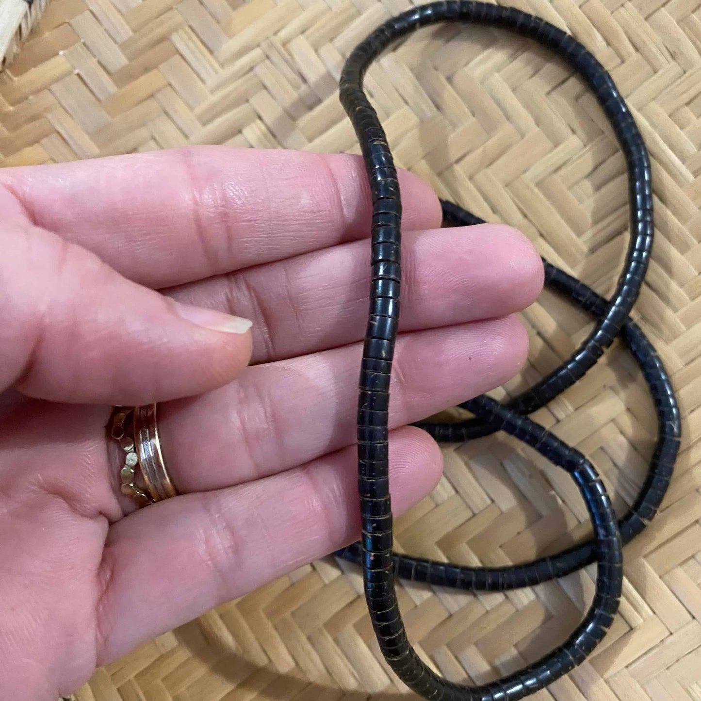 Collier de graines de Tucumã - Ethnie Mehinako Collier Ethnie Mehinako, localisée dans le Parc Indigène du Xingu dans l' état du Mato Grosso au Centre-Ouest du Brésil. 