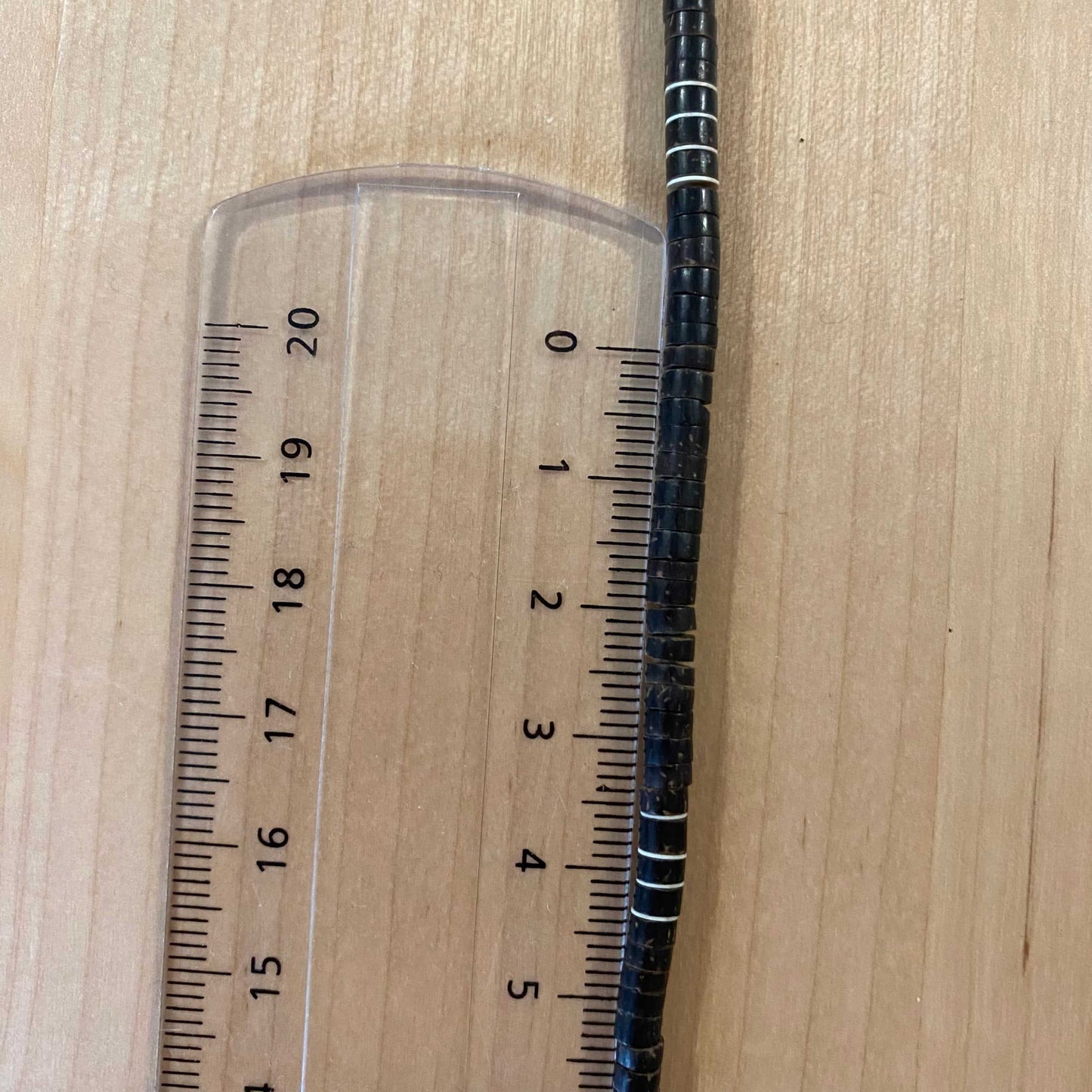 Collier de graines de Tucumã - lignes blanches