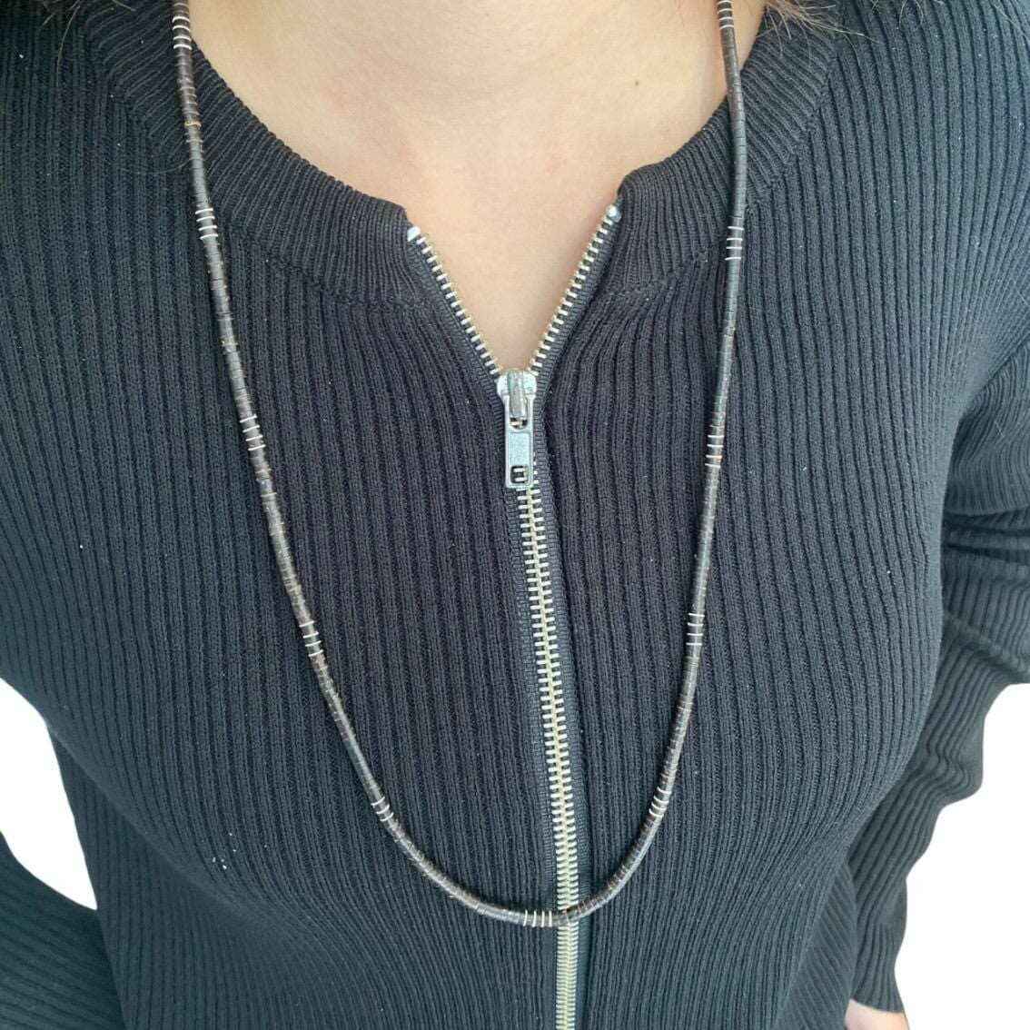 Collier de graines de Tucumã - lignes blanches