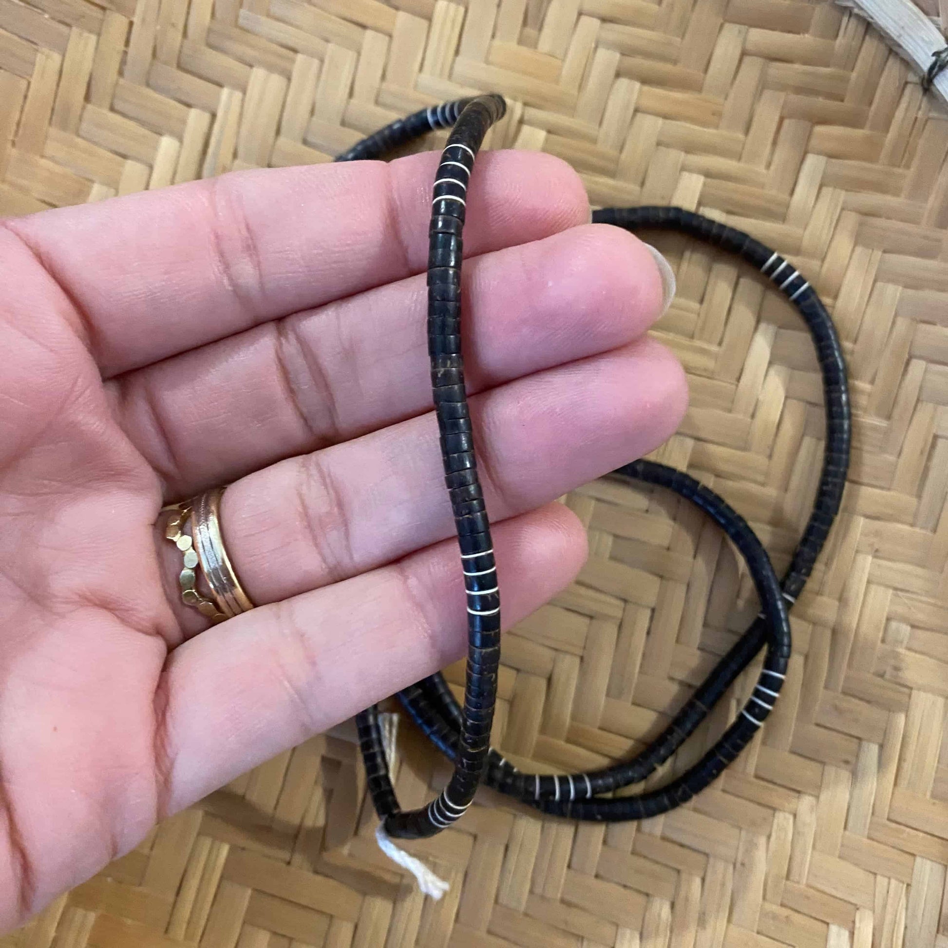 Collier de graines de Tucumã - lignes blanches - Ethnie Mehinako Collier Ethnie Mehinako, localisée dans le Parc Indigène du Xingu dans l' état du Mato Grosso au Centre-Ouest du Brésil. 