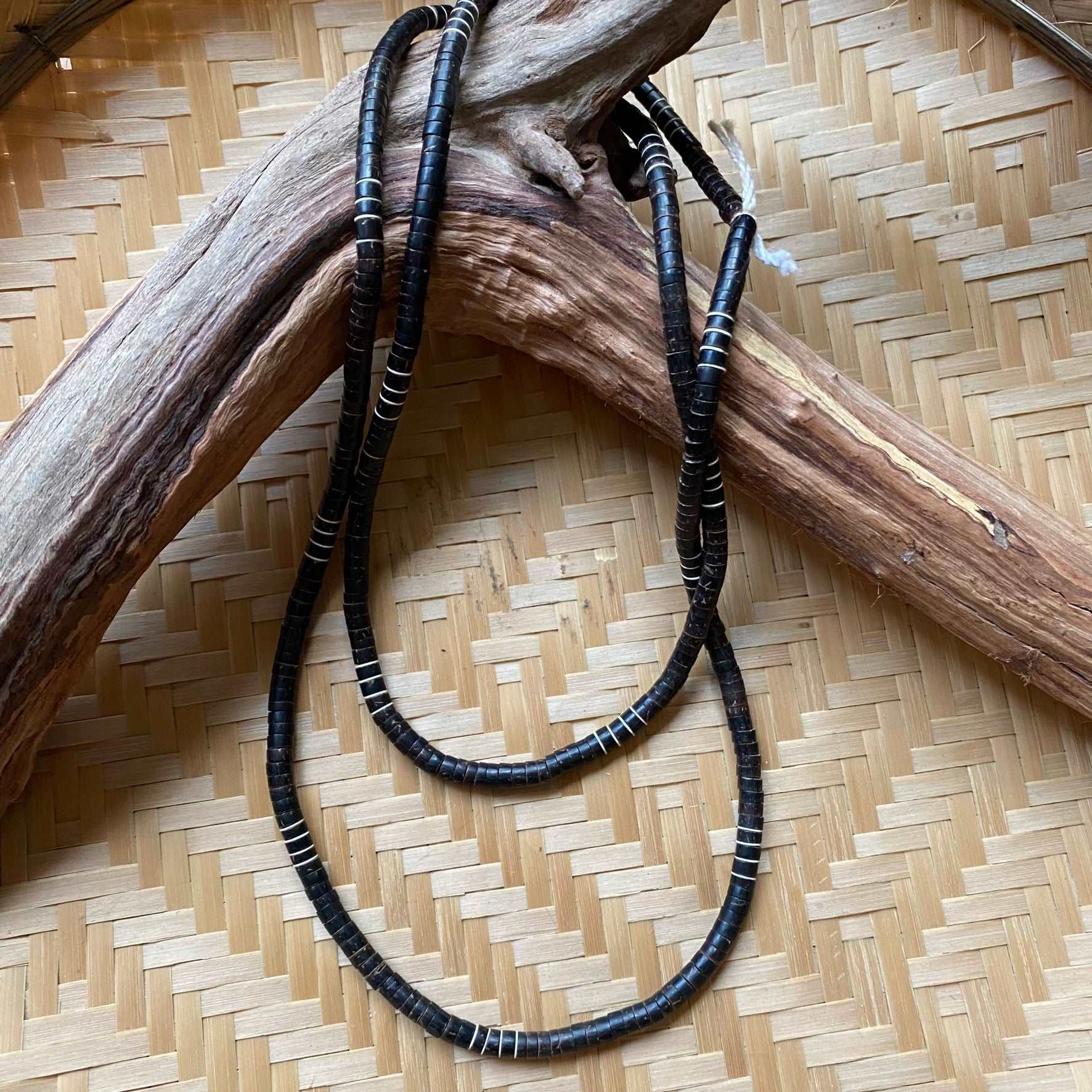 Collier de graines de Tucuma - lignes blanches - Ethnie Mehinako