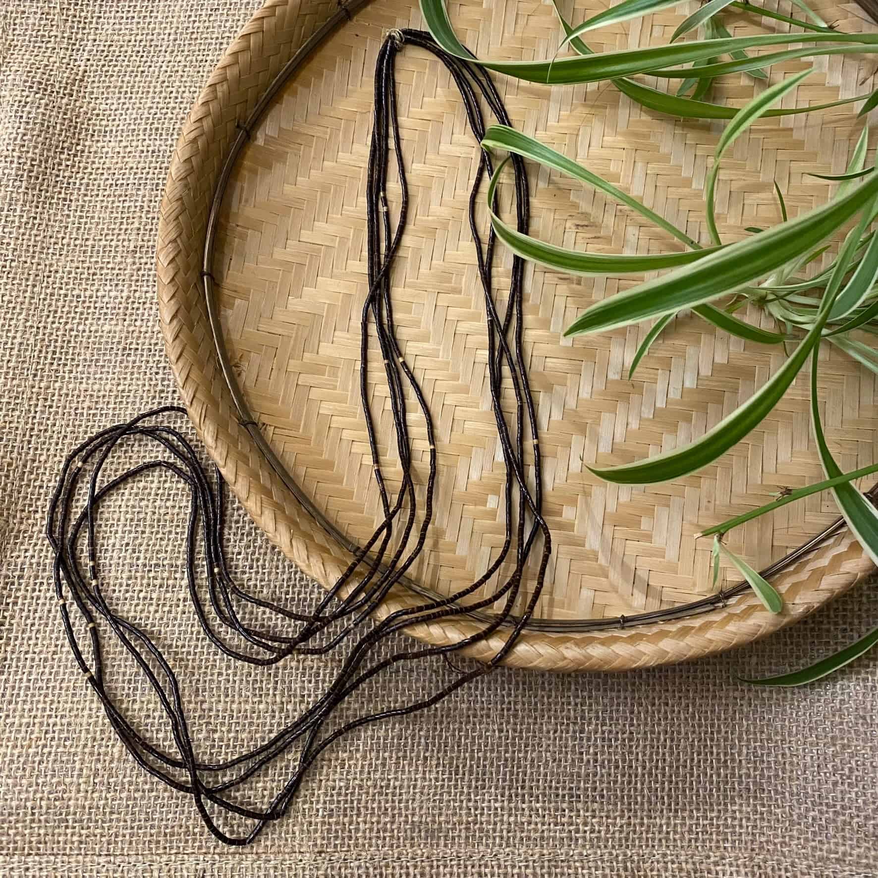 Collier de graines de tucumã - très long - Ethnie Rikbaktsa Collier Ethnie Rikbaktsa, localisée au centre ouest du Brésil 