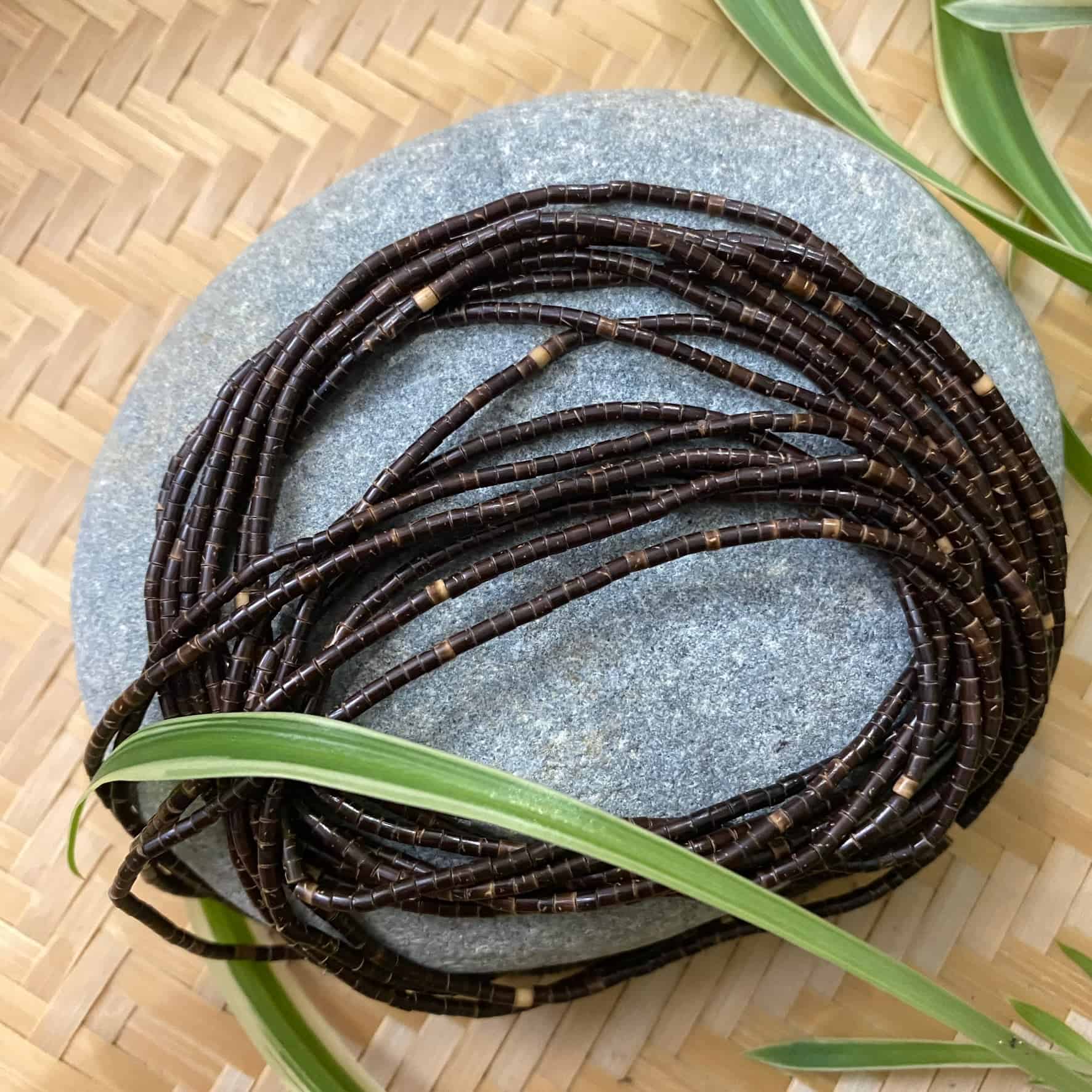 Collier de graines de tucumã - très long - Ethnie Rikbaktsa Collier Ethnie Rikbaktsa, localisée au centre ouest du Brésil 