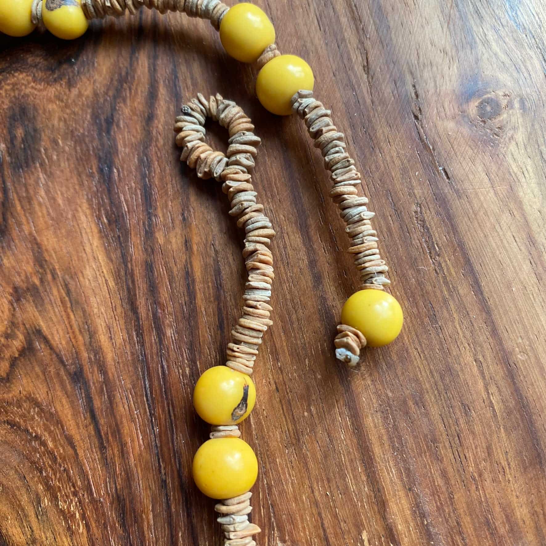 Collier de graines morototo, açai jaune et jarina - Ethnie Pataxo Collier Ethnie Pataxo, localisée dans l'état de Bahia à l'Est du Brésil. 