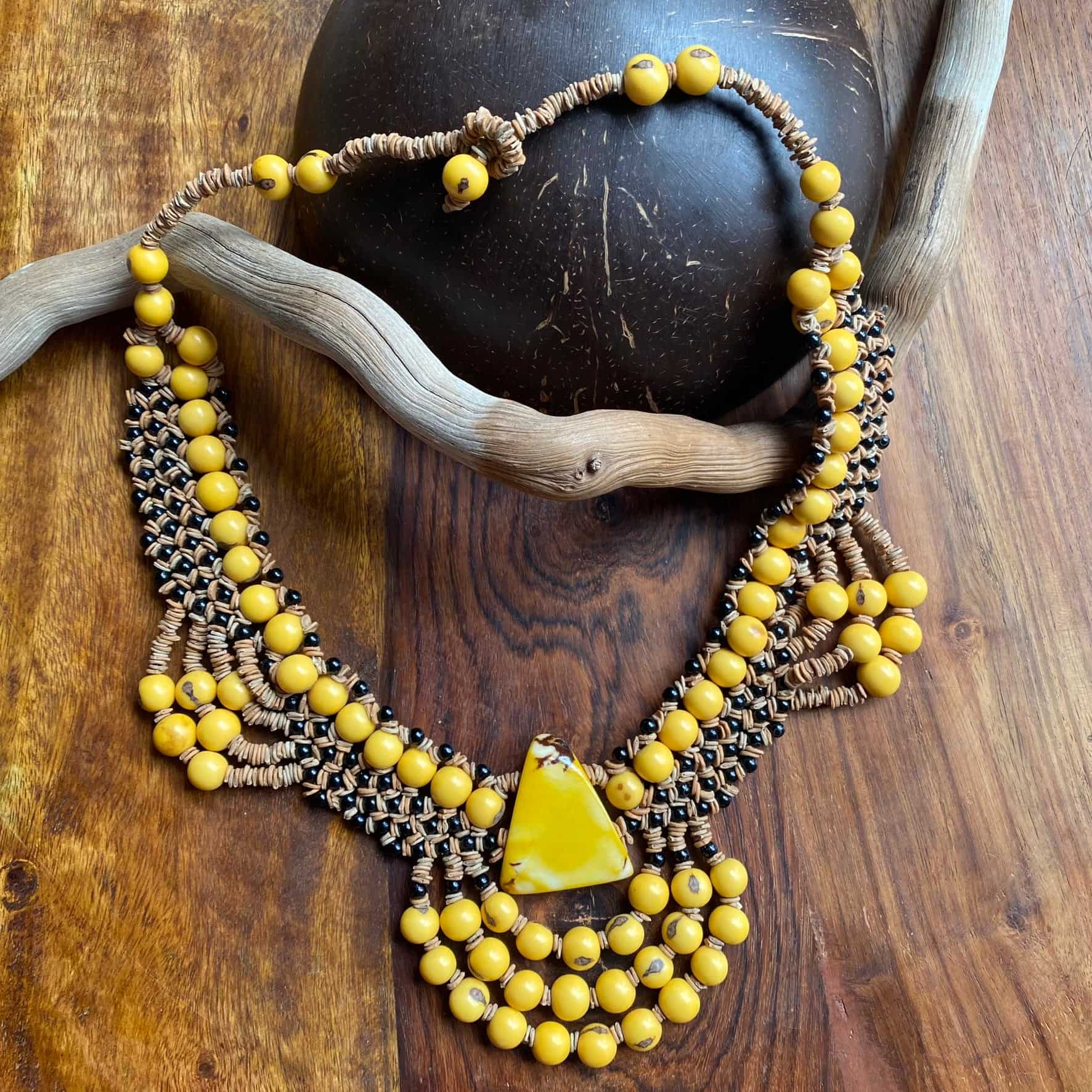 Collier de graines morototo, açai jaune et jarina - Ethnie Pataxo Collier Ethnie Pataxo, localisée dans l'état de Bahia à l'Est du Brésil. 
