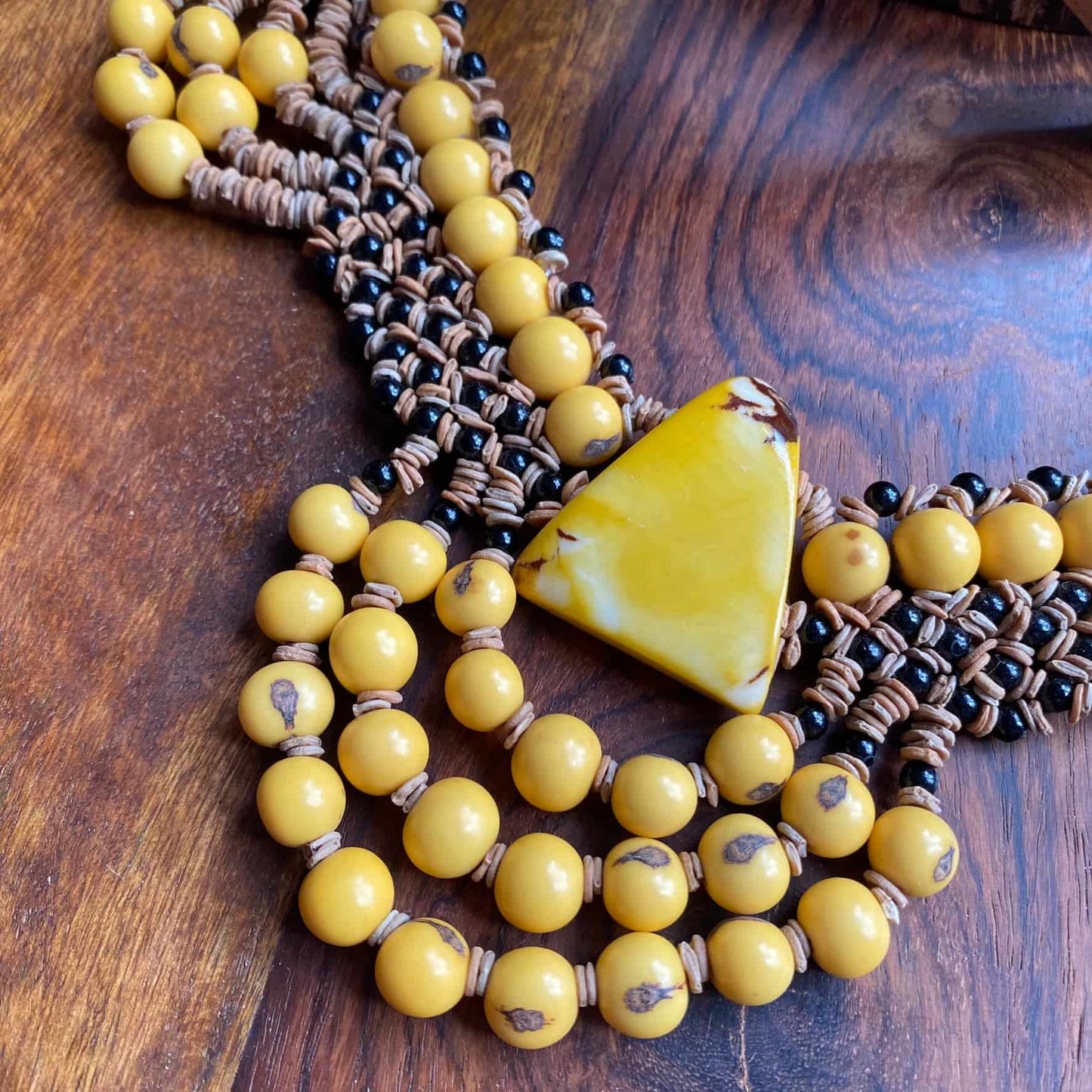 Collier de graines morototo, açai jaune et jarina - Ethnie Pataxo Collier Ethnie Pataxo, localisée dans l'état de Bahia à l'Est du Brésil. 