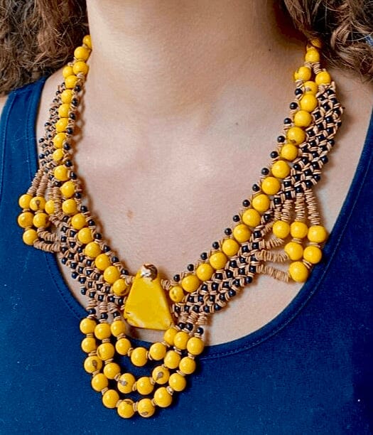 Collier de graines morototo, açai jaune et jarina - Ethnie Pataxo Collier Ethnie Pataxo, localisée dans l'état de Bahia à l'Est du Brésil. 