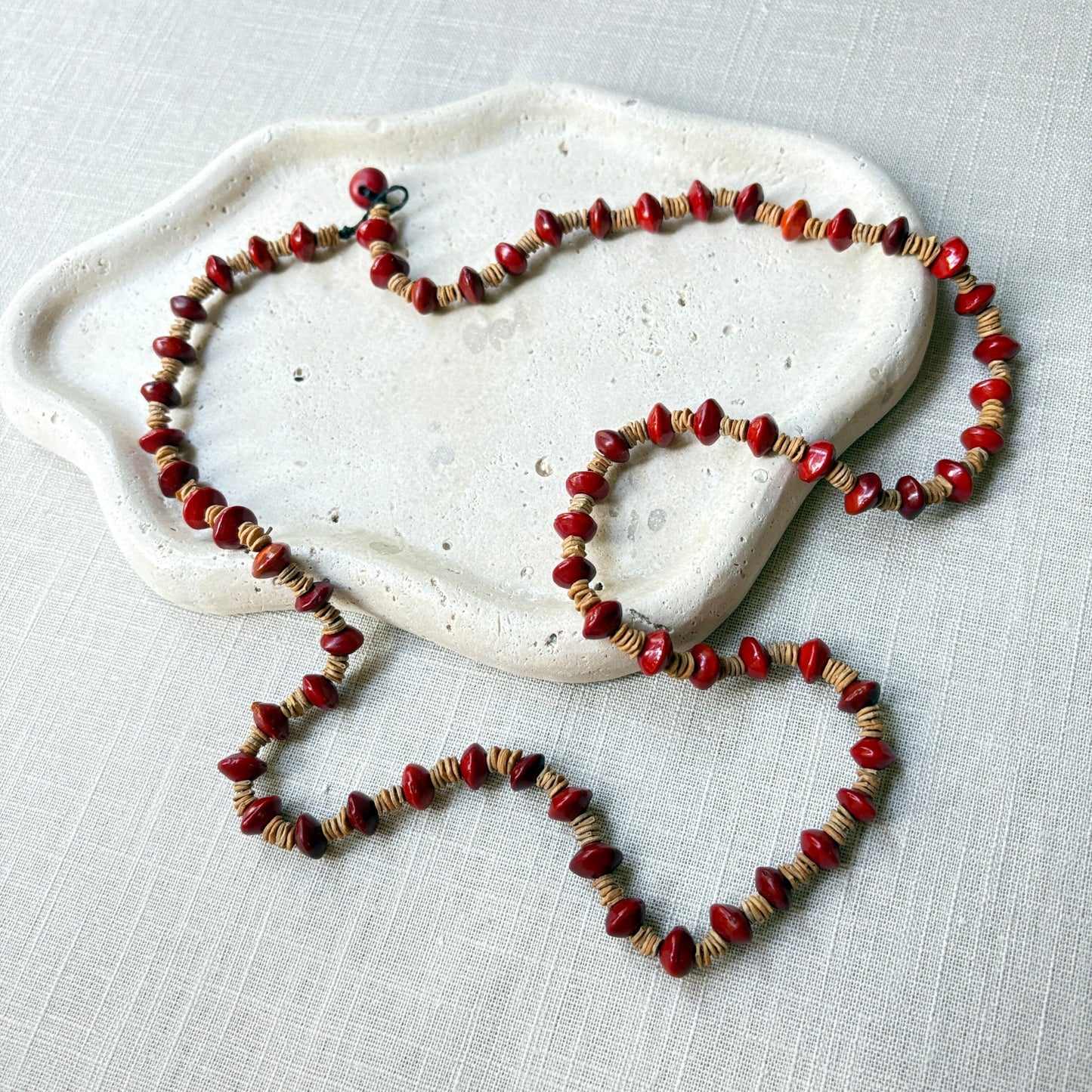 Collier de graines morototo naturelles et graines de Pau Brasil Collier Communauté Jamaraqua, située sur la rive du fleuve Tapajos, état du Para. 