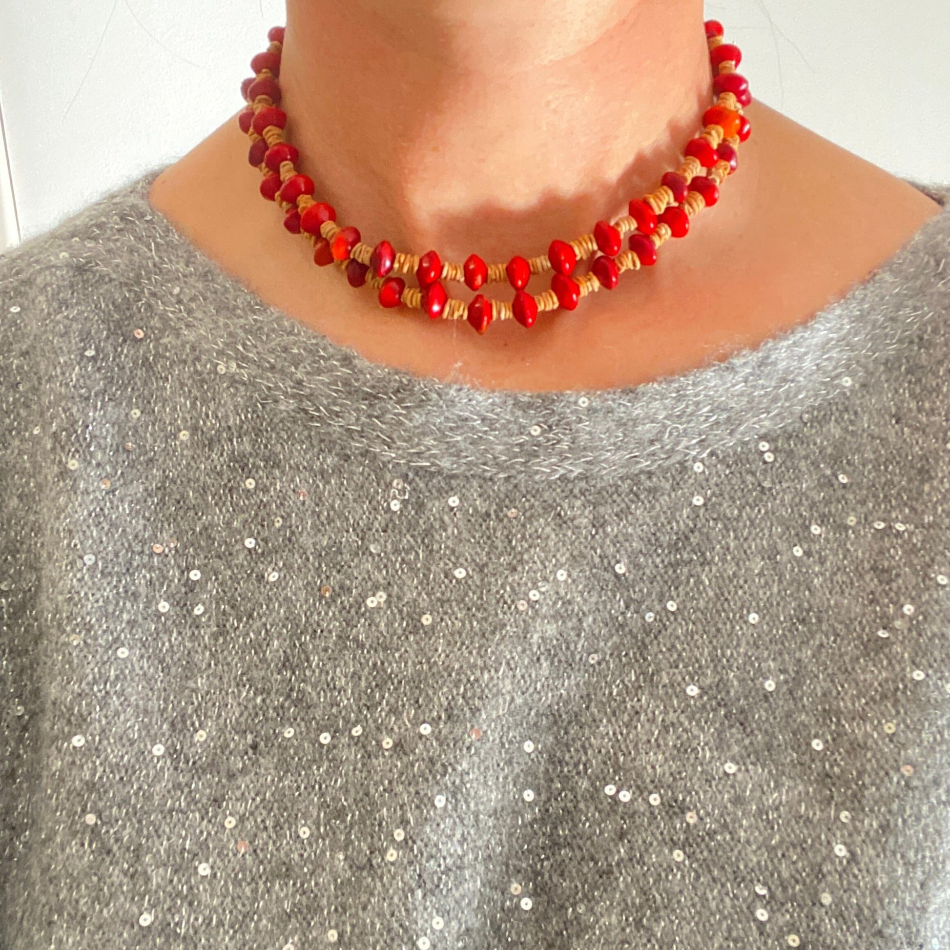 Collier de graines morototo naturelles et graines de Pau Brasil Collier Communauté Jamaraqua, située sur la rive du fleuve Tapajos, état du Para. 