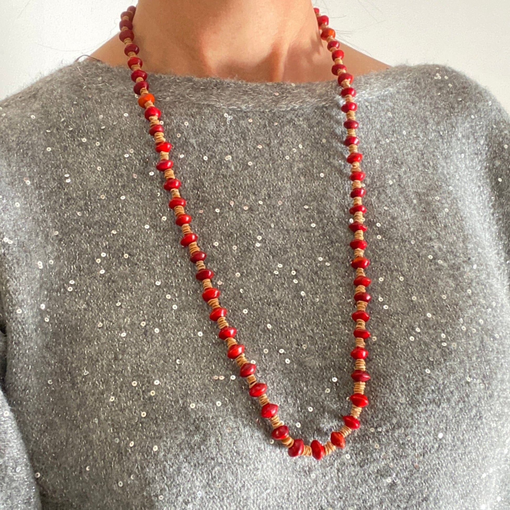 Collier de graines morototo naturelles et graines de Pau Brasil Collier Communauté Jamaraqua, située sur la rive du fleuve Tapajos, état du Para. 