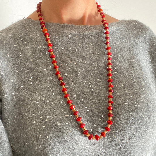 Collier de graines morototo naturelles et graines de Pau Brasil Collier Communauté Jamaraqua, située sur la rive du fleuve Tapajos, état du Para. 