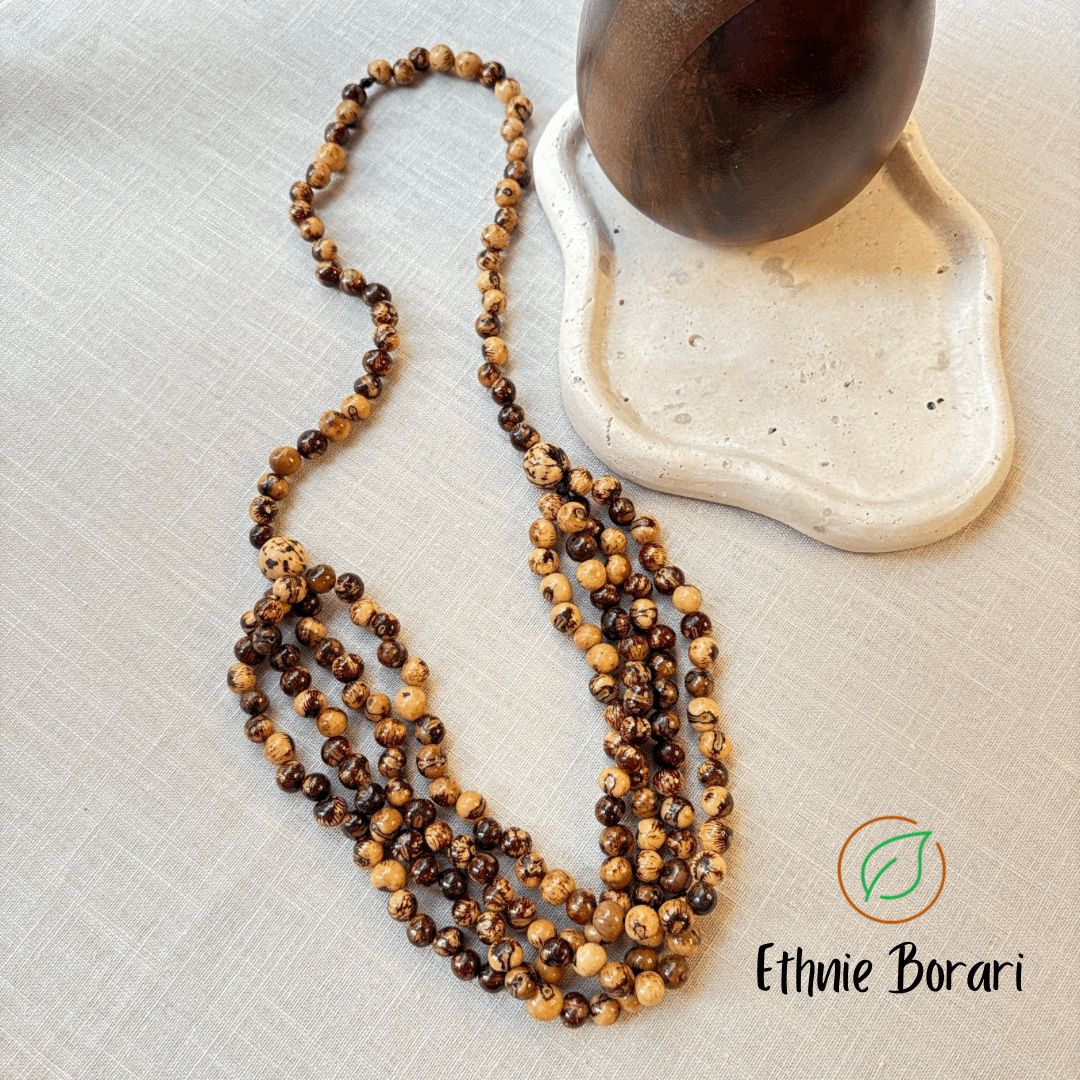 Collier de graines naturelles - açai et paxiuba - Ethnie Borari Collier Ethnie Borari, localisée dans l'état du Pará dans le Nord du Brésil. 