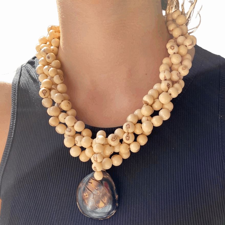Collier de graines naturelles d'açai beige et pendentif Jarina marron Collier Artisan local situé dans l'état de Sao Paulo au sud du Brésil. 
