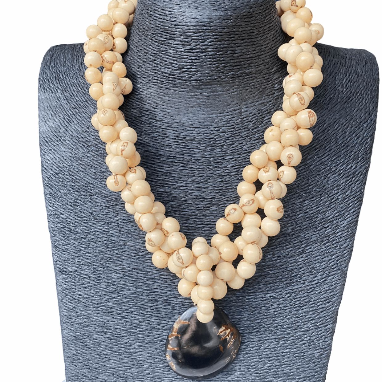 Collier de graines naturelles d'açai beige et pendentif Jarina marron Collier Artisan local situé dans l'état de Sao Paulo au sud du Brésil. 