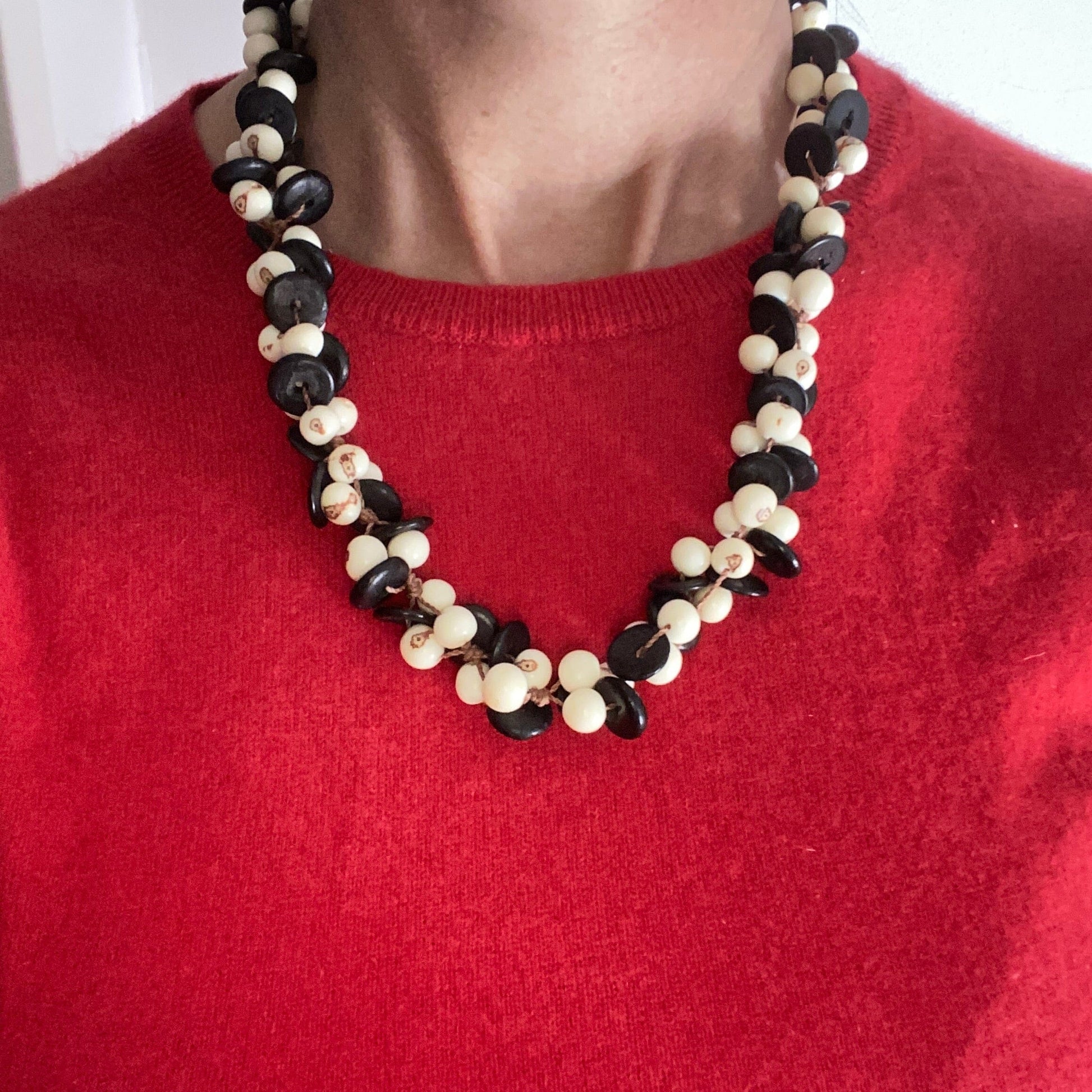 Collier de graines naturelles d'açai blanches et noix de coco - Ethnie Borari Collier Ethnie Borari, localisée dans l'état du Pará dans le Nord du Brésil. 