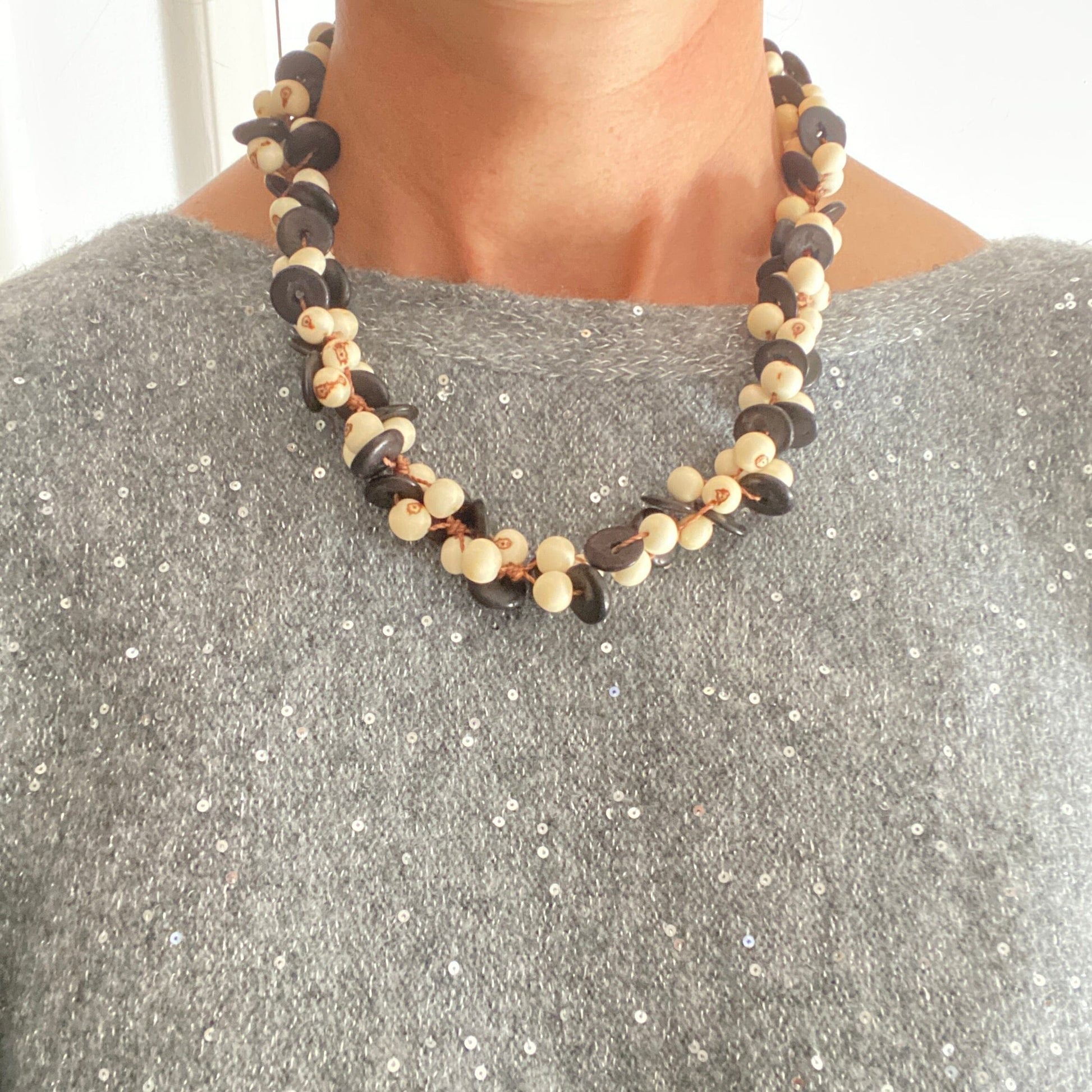 Collier de graines naturelles d'açai blanches et noix de coco - Ethnie Borari Collier Ethnie Borari, localisée dans l'état du Pará dans le Nord du Brésil. 