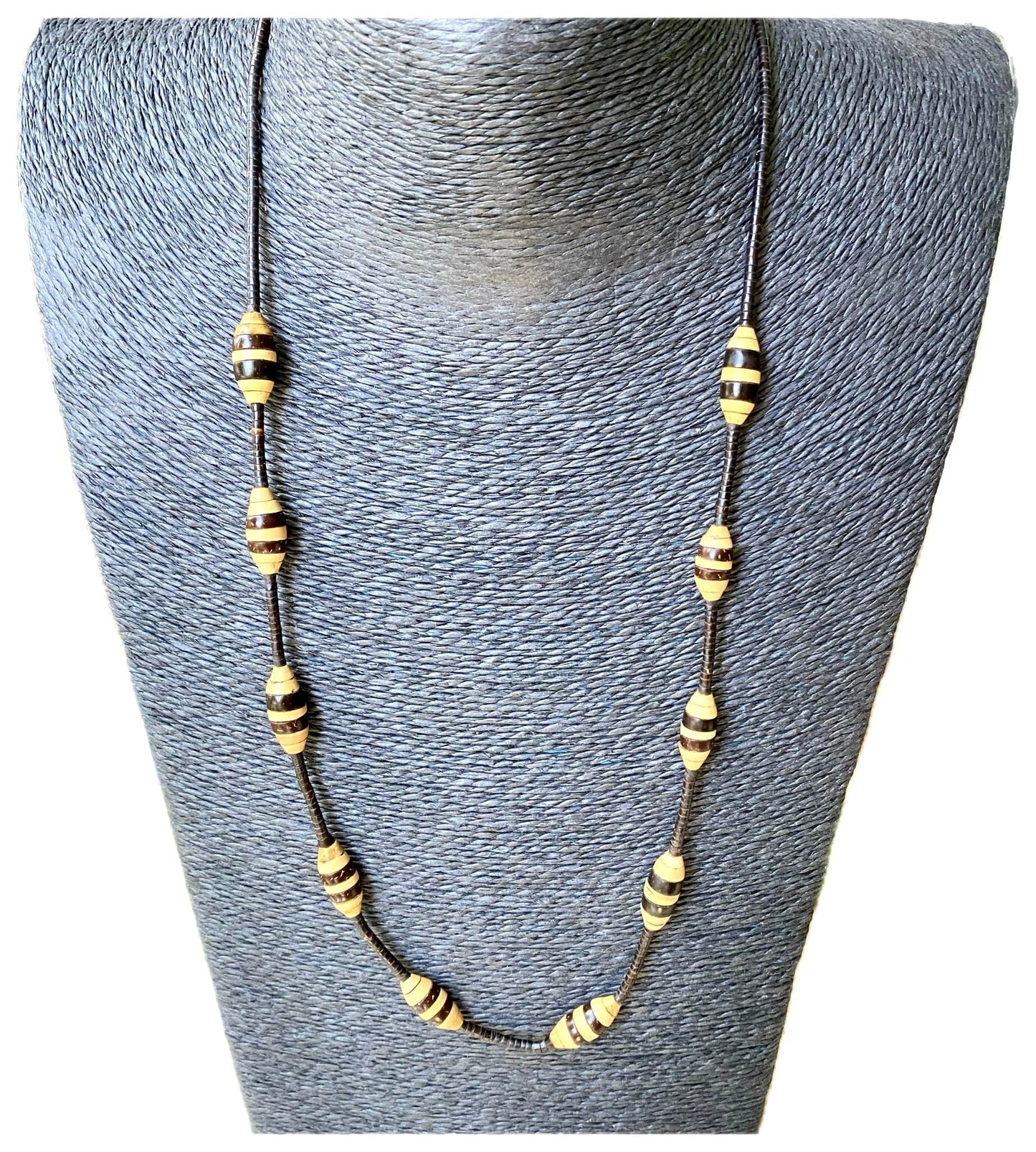 Collier de graines naturelles de jarina et tucumã - Ethnie Rikbaktsa Collier Ethnie Rikbaktsa, localisée au centre ouest du Brésil 