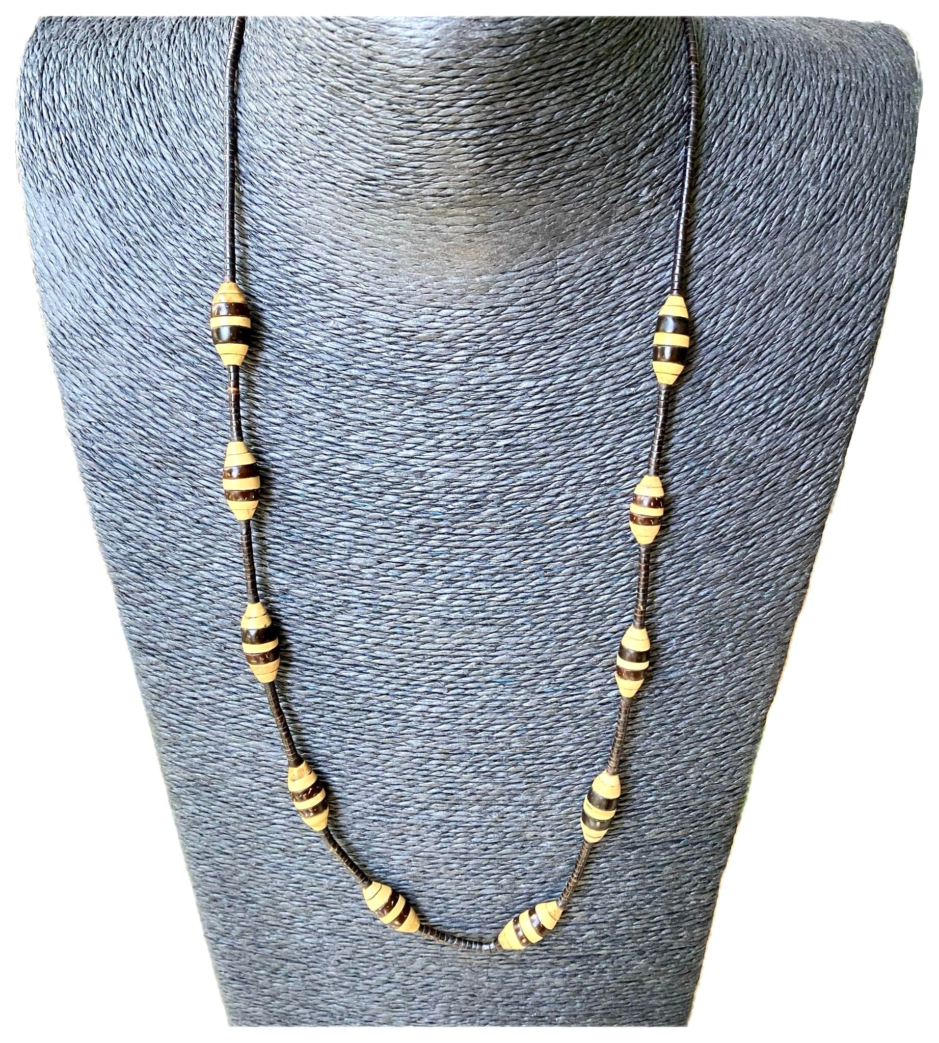 Collier de graines naturelles de jarina et tucumã - Ethnie Rikbaktsa Collier Ethnie Rikbaktsa, localisée au centre ouest du Brésil 