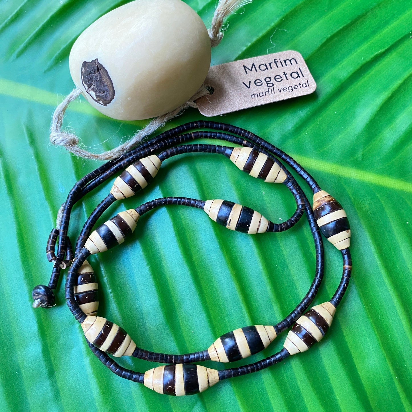 Collier de graines naturelles de jarina et tucumã - Ethnie Rikbaktsa Collier Ethnie Rikbaktsa, localisée au centre ouest du Brésil 