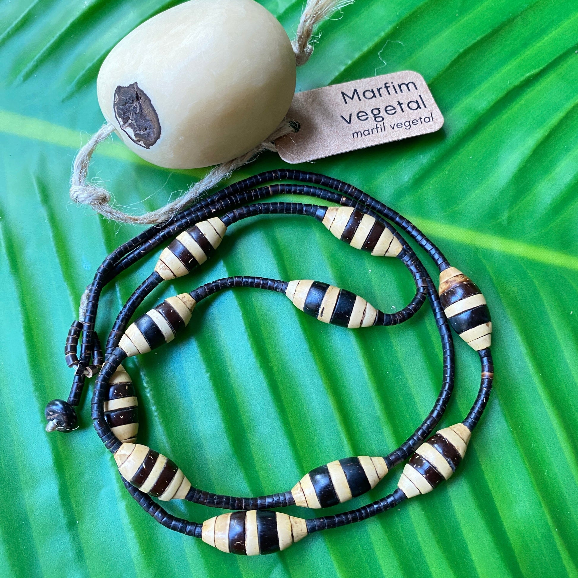 Collier de graines naturelles de jarina et tucumã - Ethnie Rikbaktsa Collier Ethnie Rikbaktsa, localisée au centre ouest du Brésil 