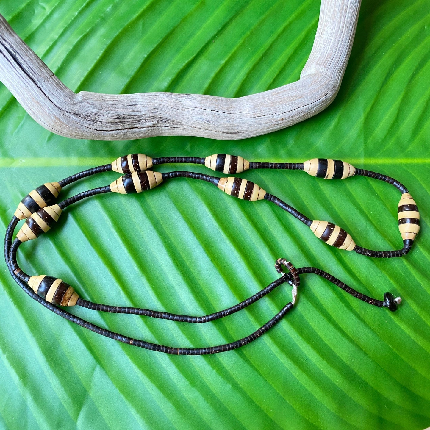 Collier de graines naturelles de jarina et tucumã - Ethnie Rikbaktsa Collier Ethnie Rikbaktsa, localisée au centre ouest du Brésil 